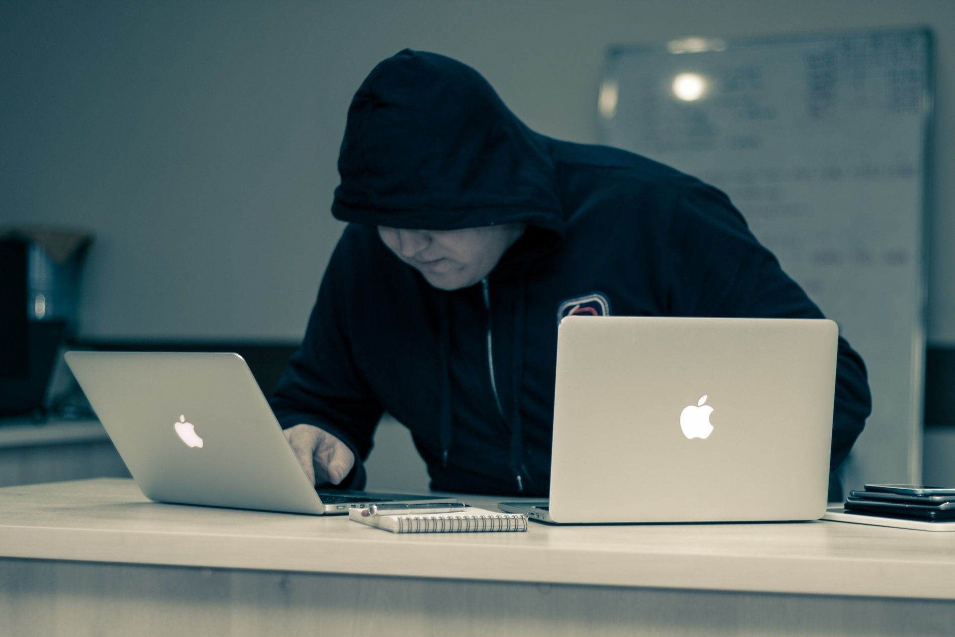 Một hacker sử dụng hai máy tính