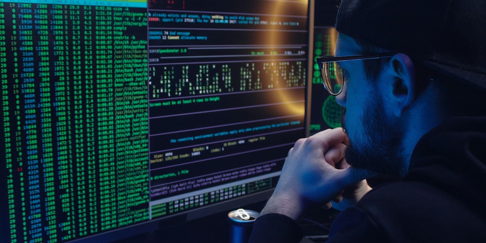 Một hacker theo dõi các thiết bị botnet