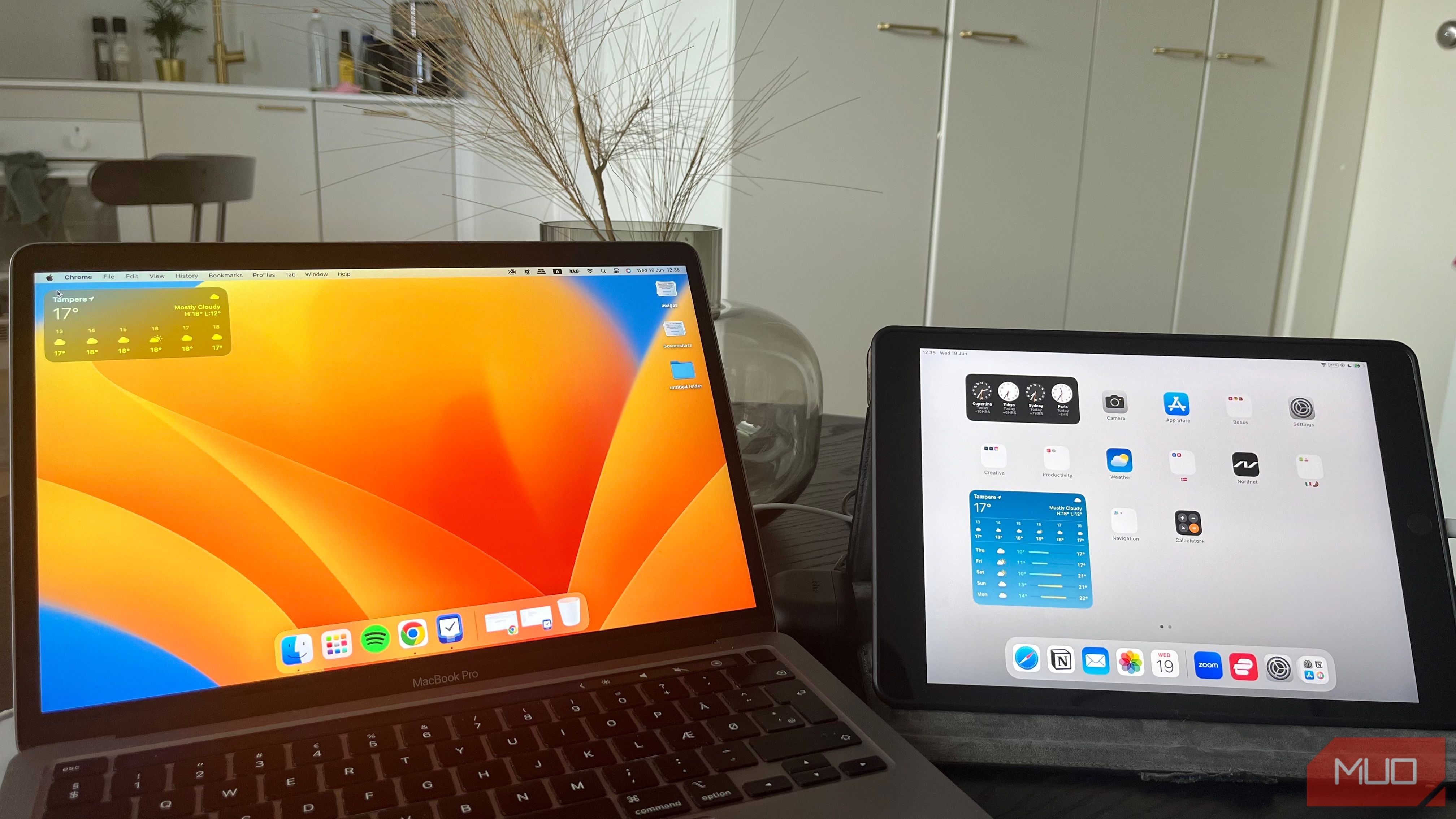 Một MacBook và iPad đặt cạnh nhau trên bàn