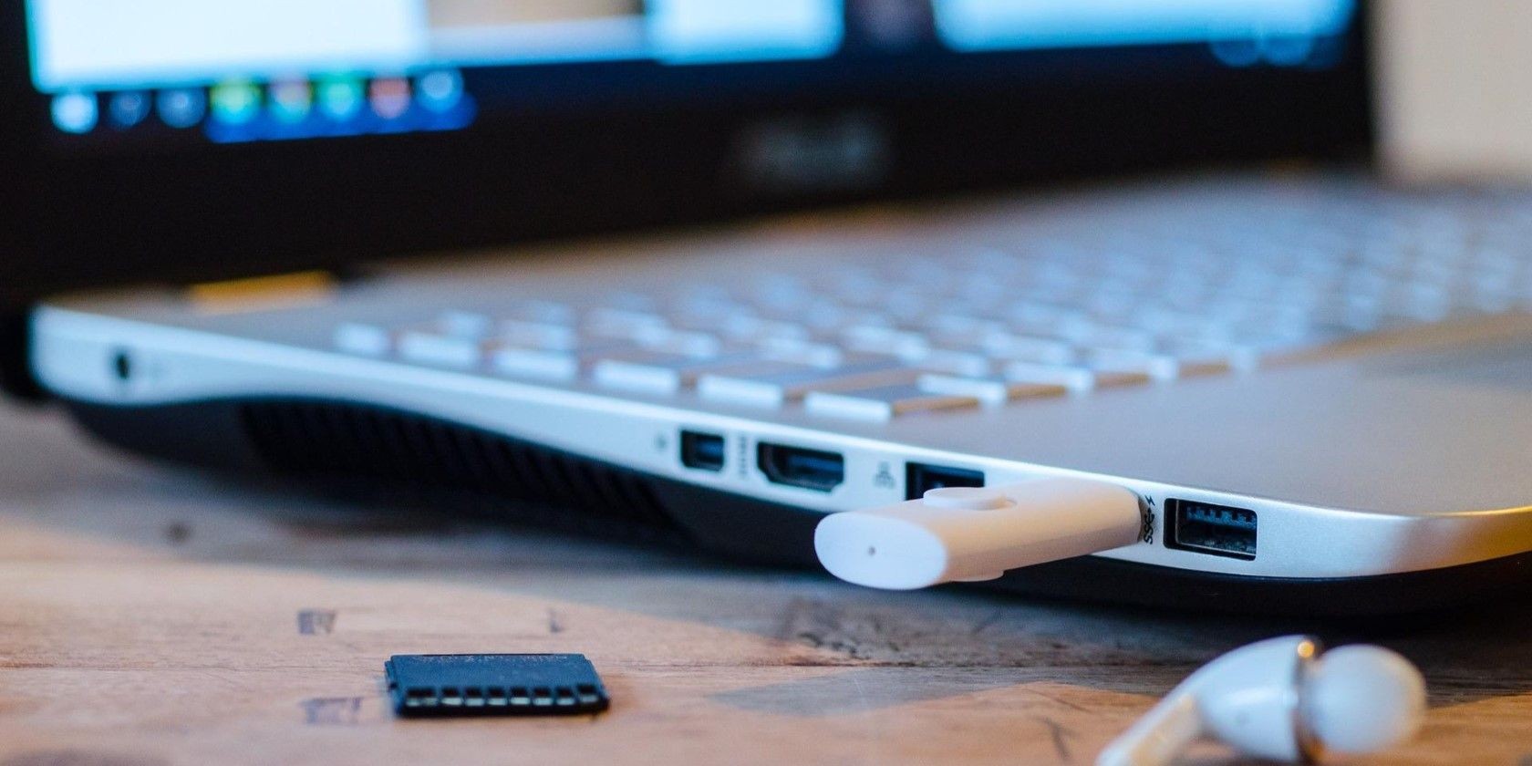 Một máy tính xách tay Windows trên bàn với USB gắn kèm