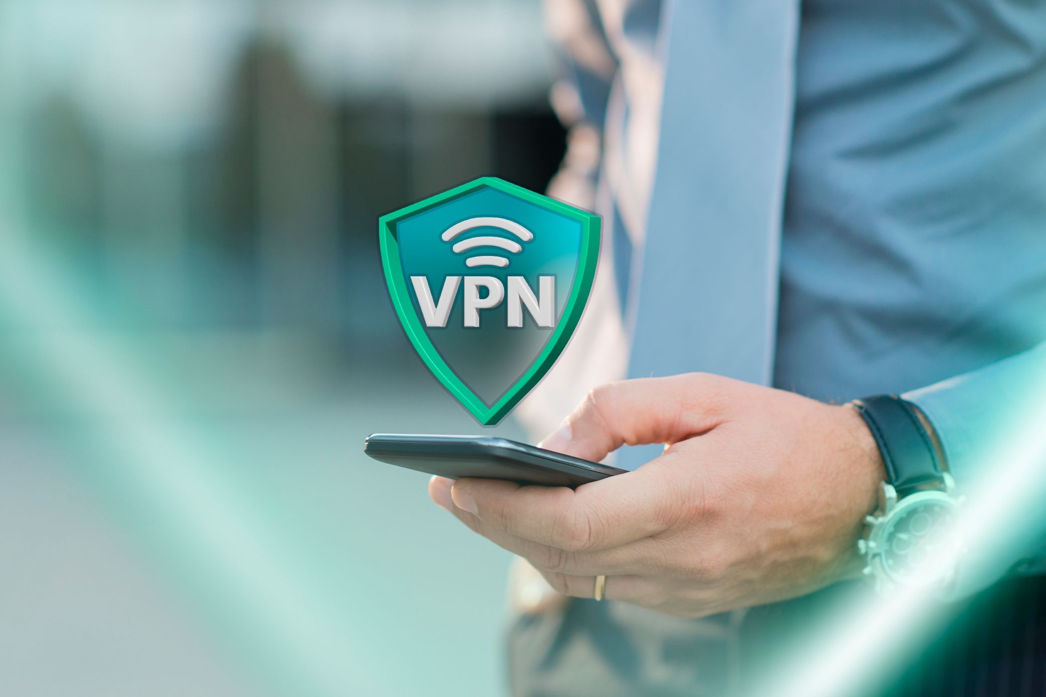 Một người cầm điện thoại với biểu tượng VPN hiện trên màn hình