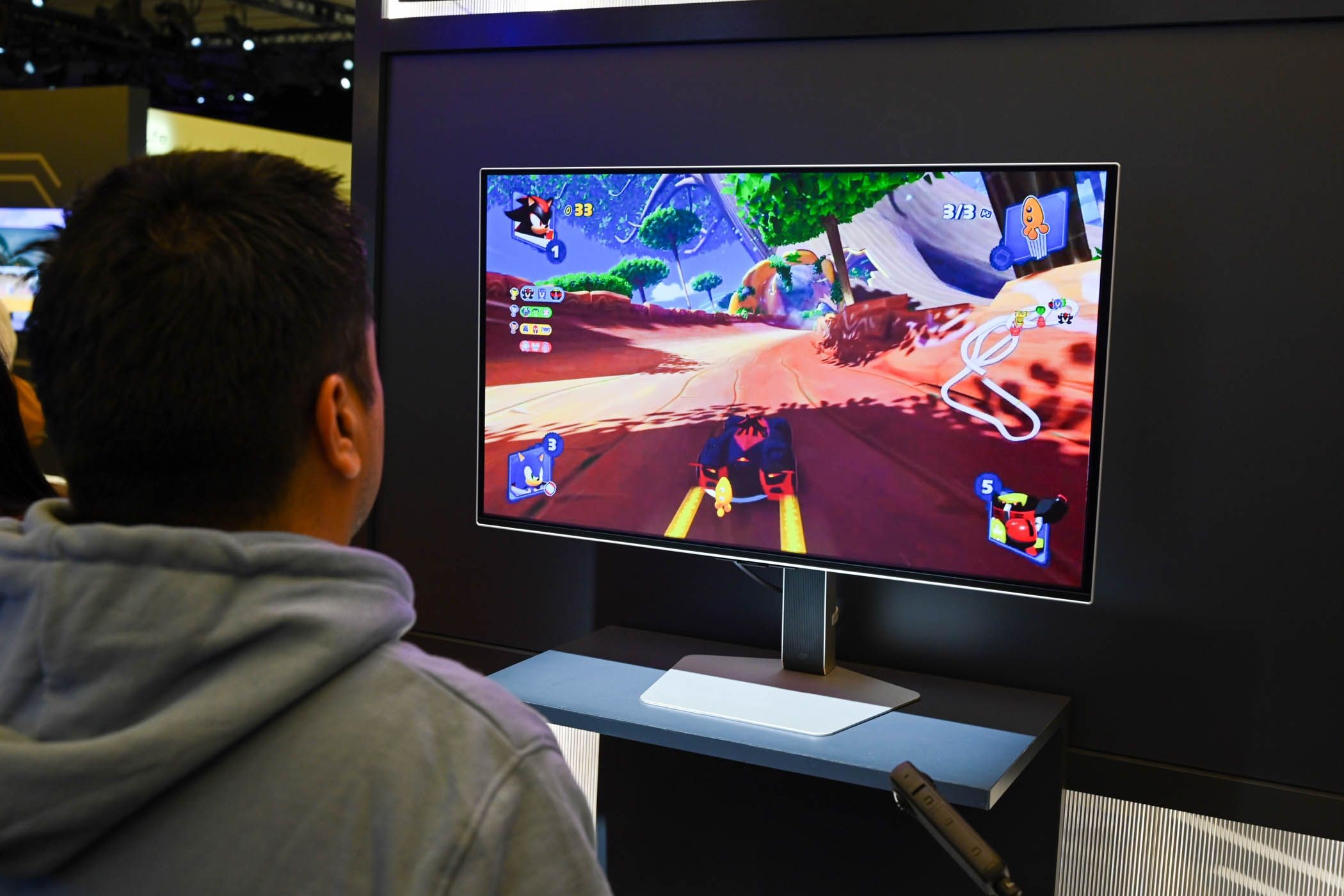 Một người chơi game trên màn hình Odyssey OLED G8 32 tại CES 2024