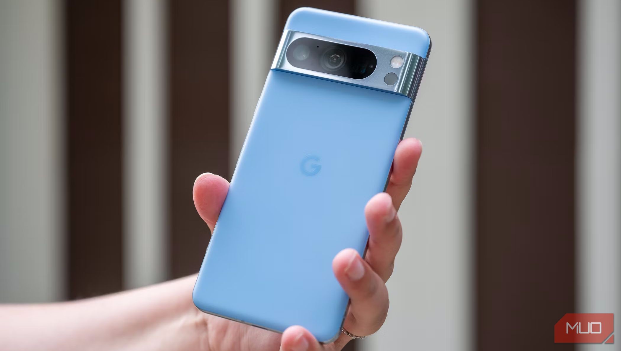 Một người đàn ông cầm Pixel 8 Pro, hiển thị mặt sau
