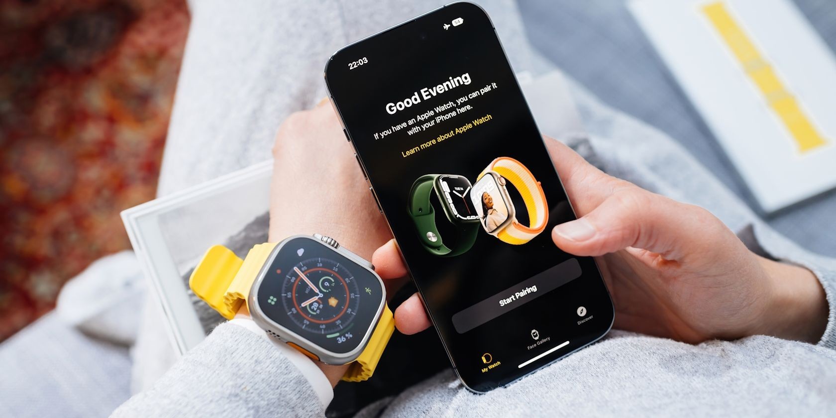 Một người đàn ông đang cố gắng ghép nối Apple Watch Ultra với iPhone của mình
