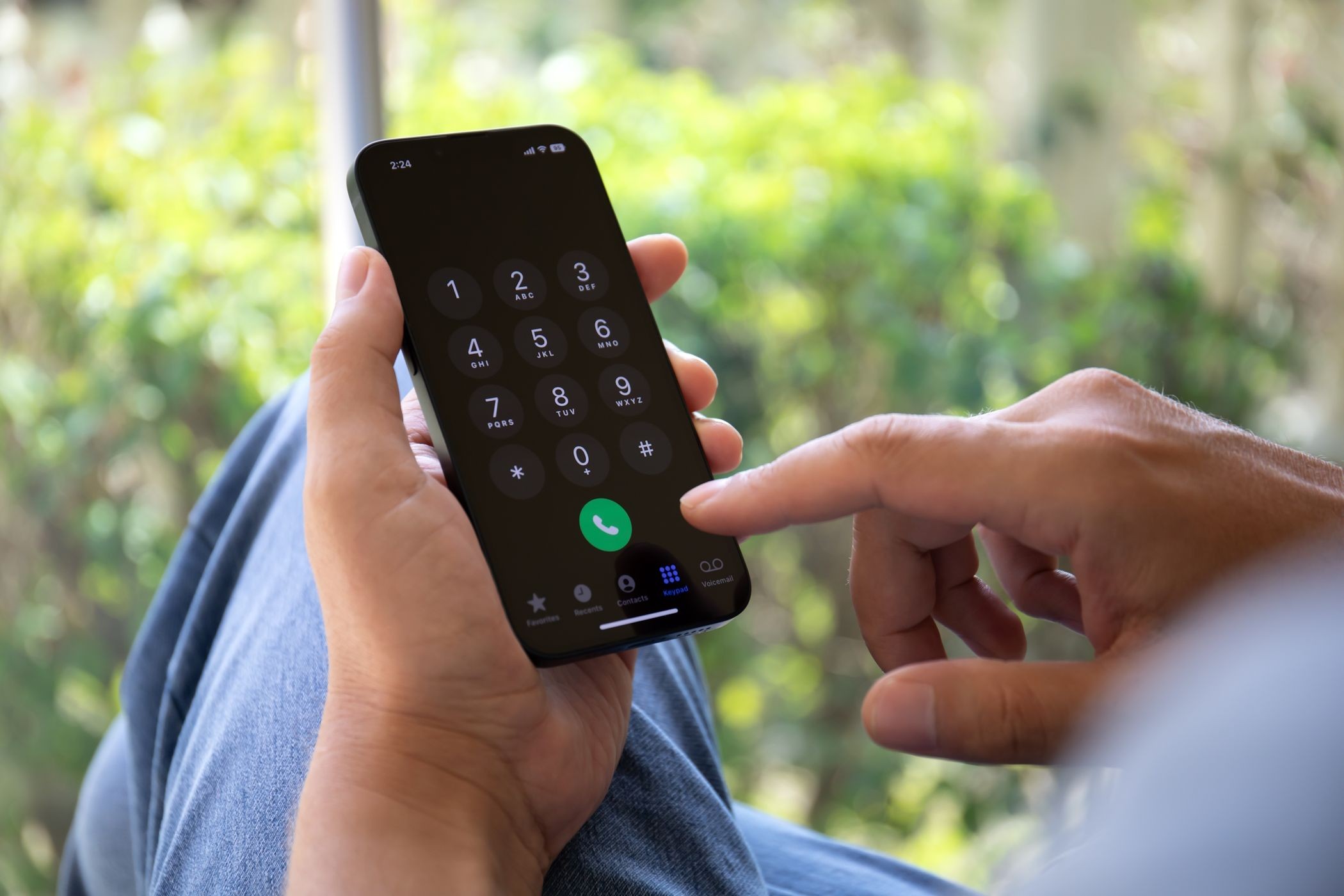 Một người đàn ông đang cố gắng nhập số điện thoại trên iPhone