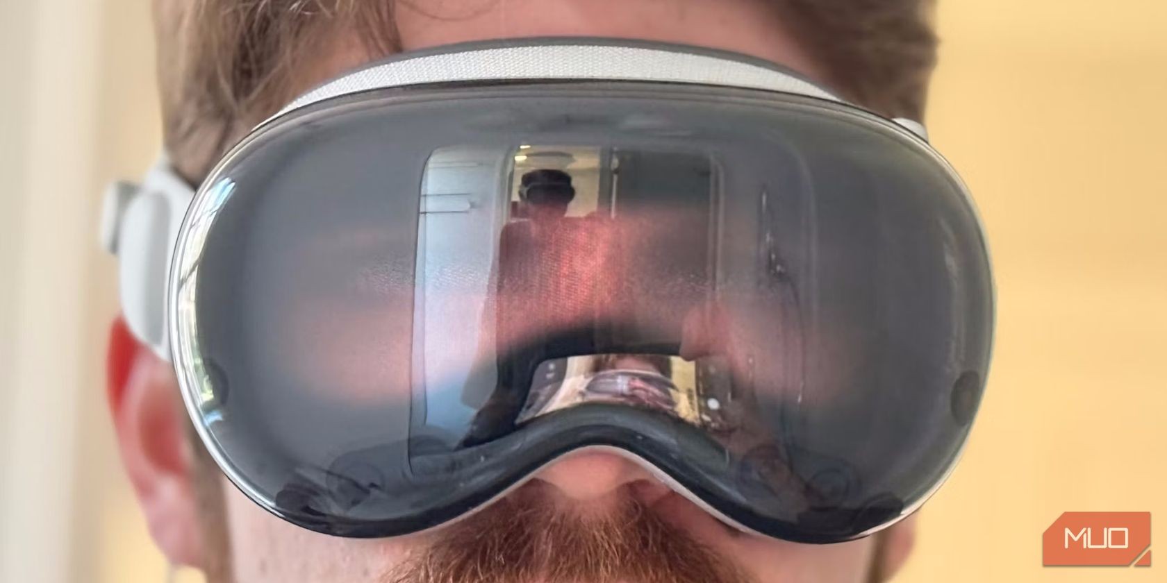 Một người đàn ông đeo kính Apple Vision Pro