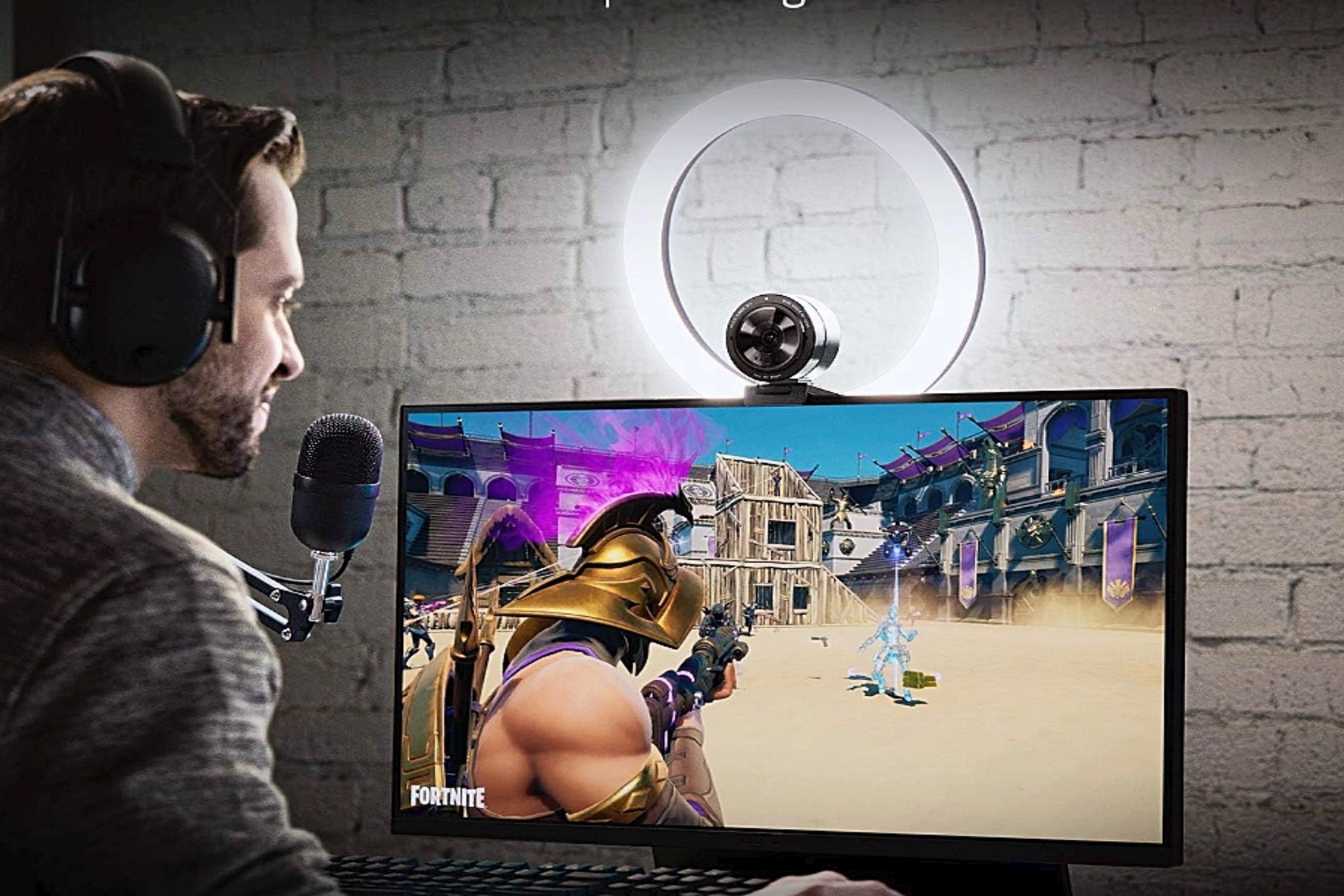 Một người đàn ông tự chiếu sáng bằng đèn vòng Razer trong khi chơi trò chơi điện tử