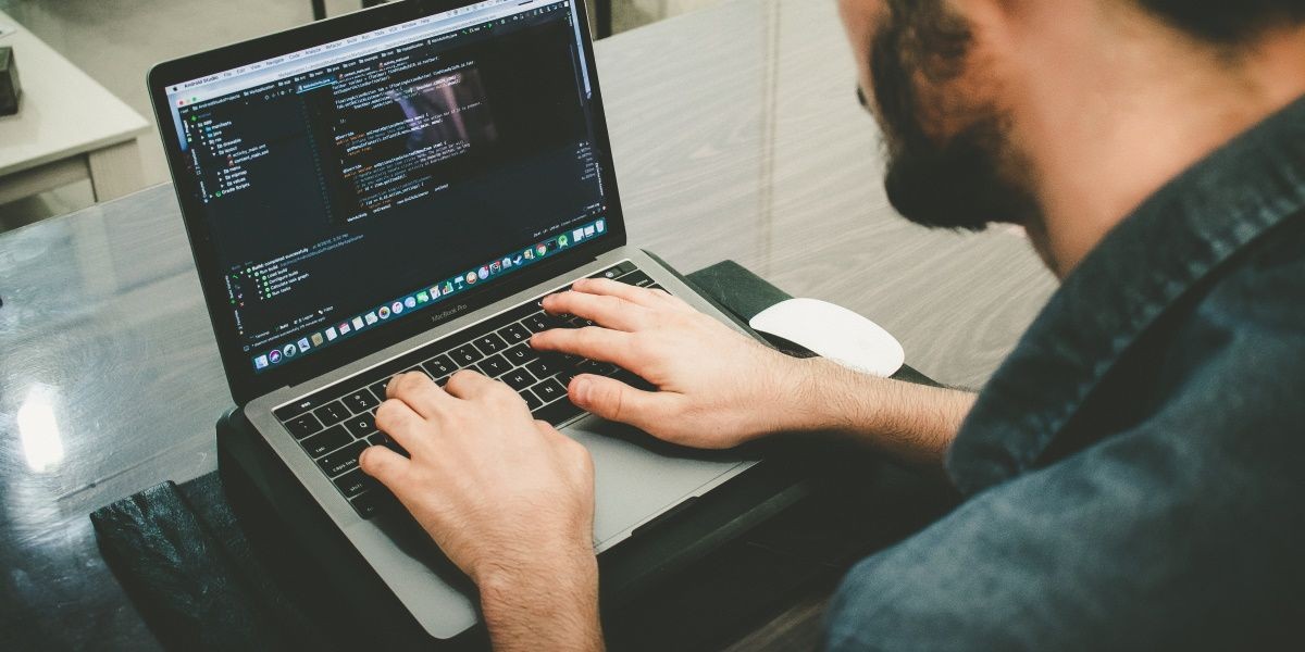 Một người đang nhập lệnh trên laptop