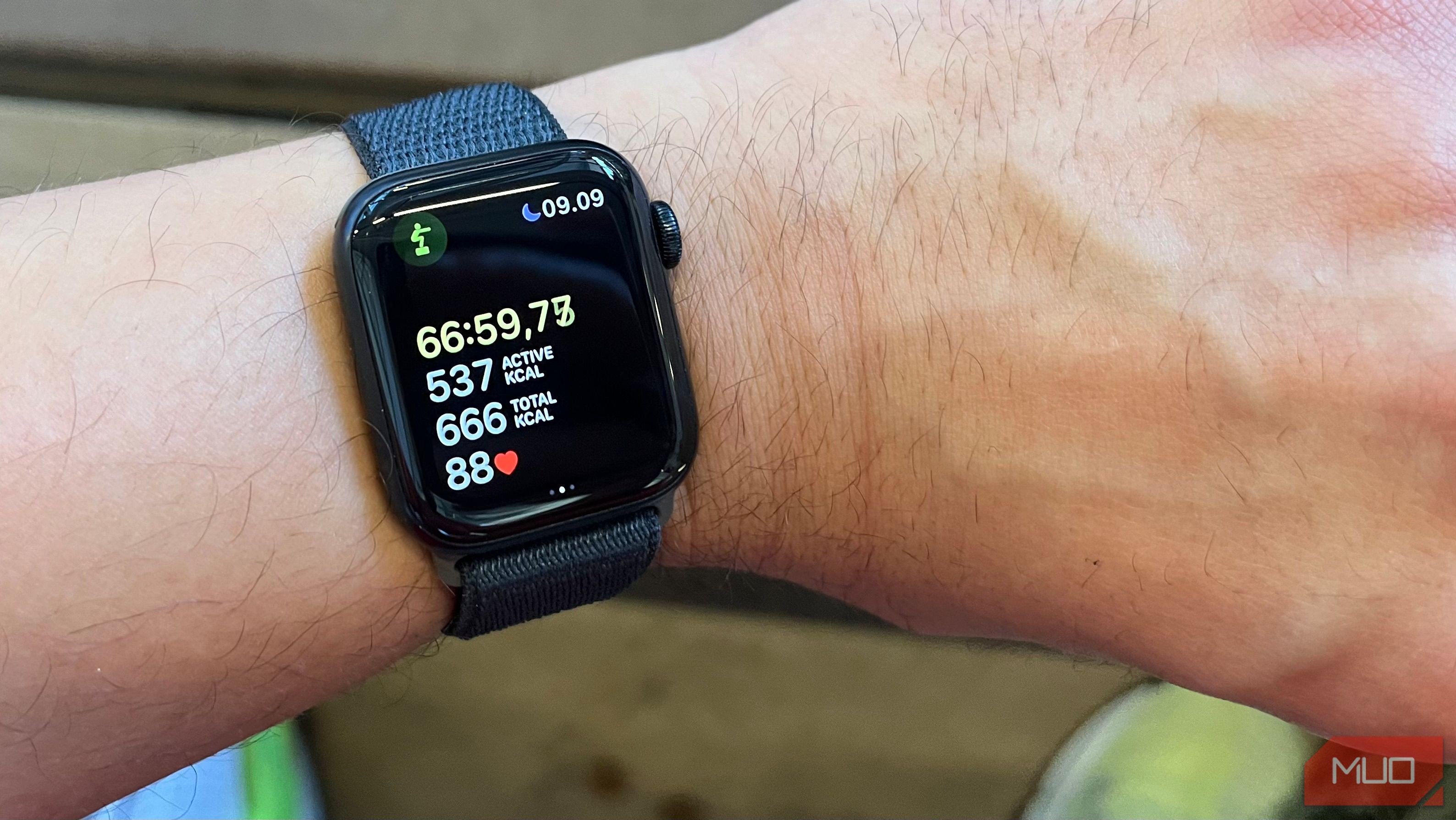 Một người nhìn vào nhịp tim trong khi tập luyện trên Apple Watch
