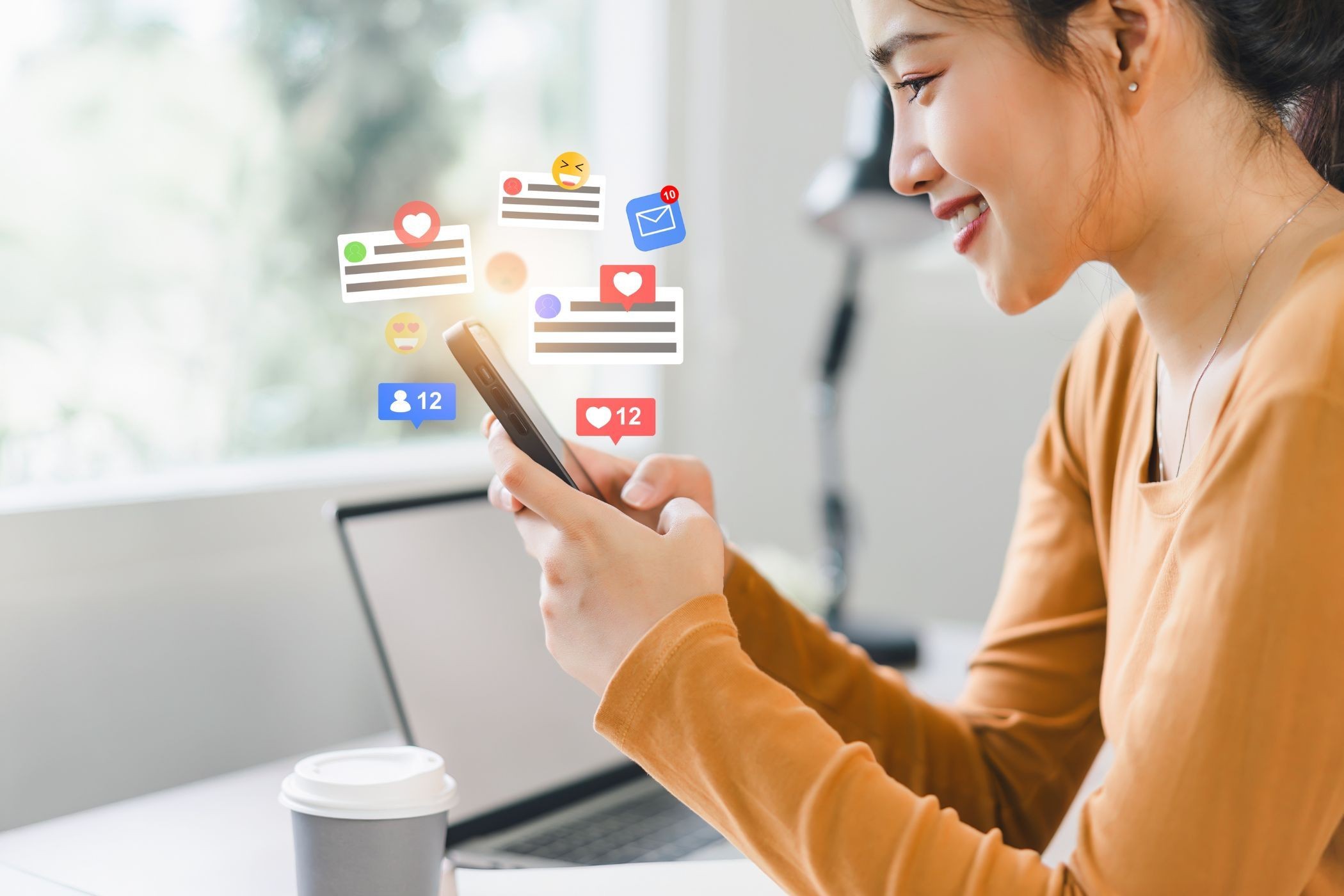 Một người phụ nữ nhìn vào thông báo mạng xã hội trên điện thoại thông minh