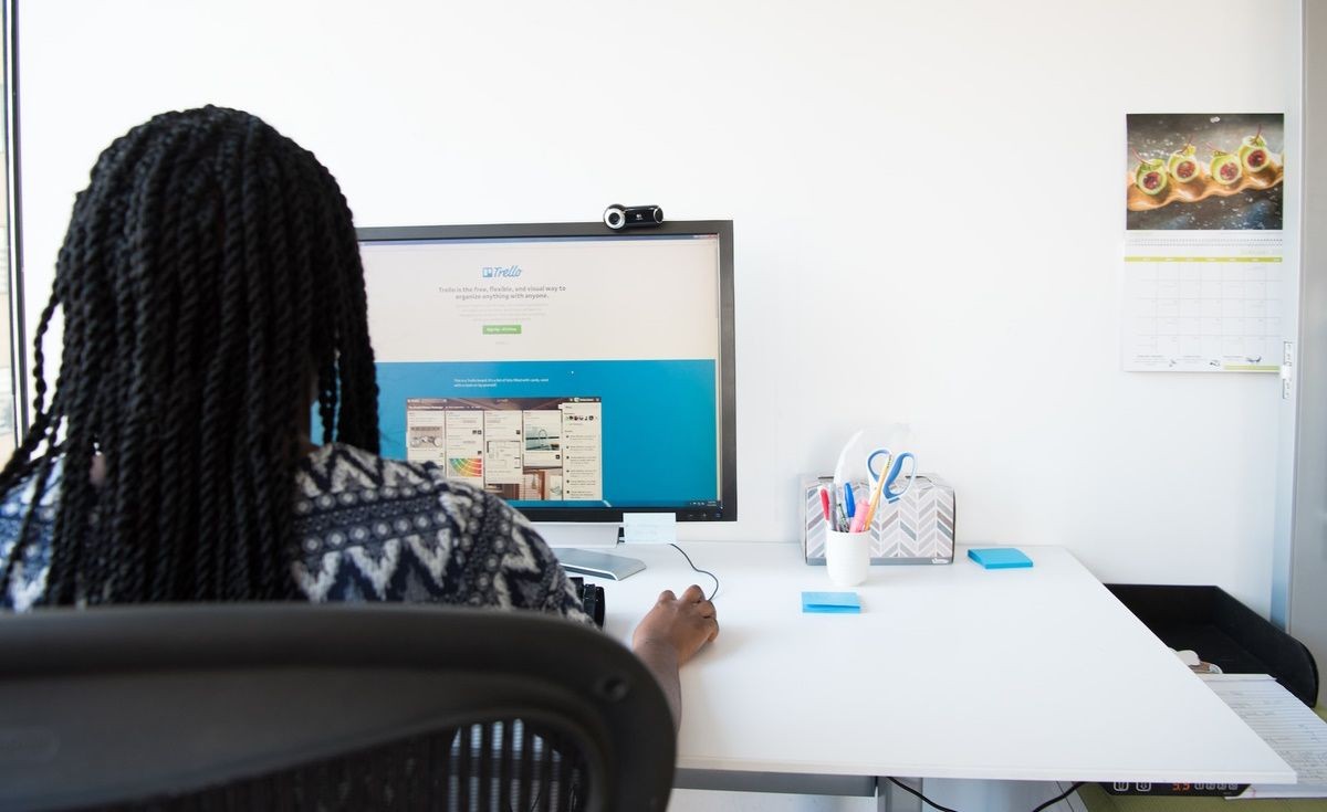 Một người phụ nữ sử dụng Trello trên máy tính của cô ấy