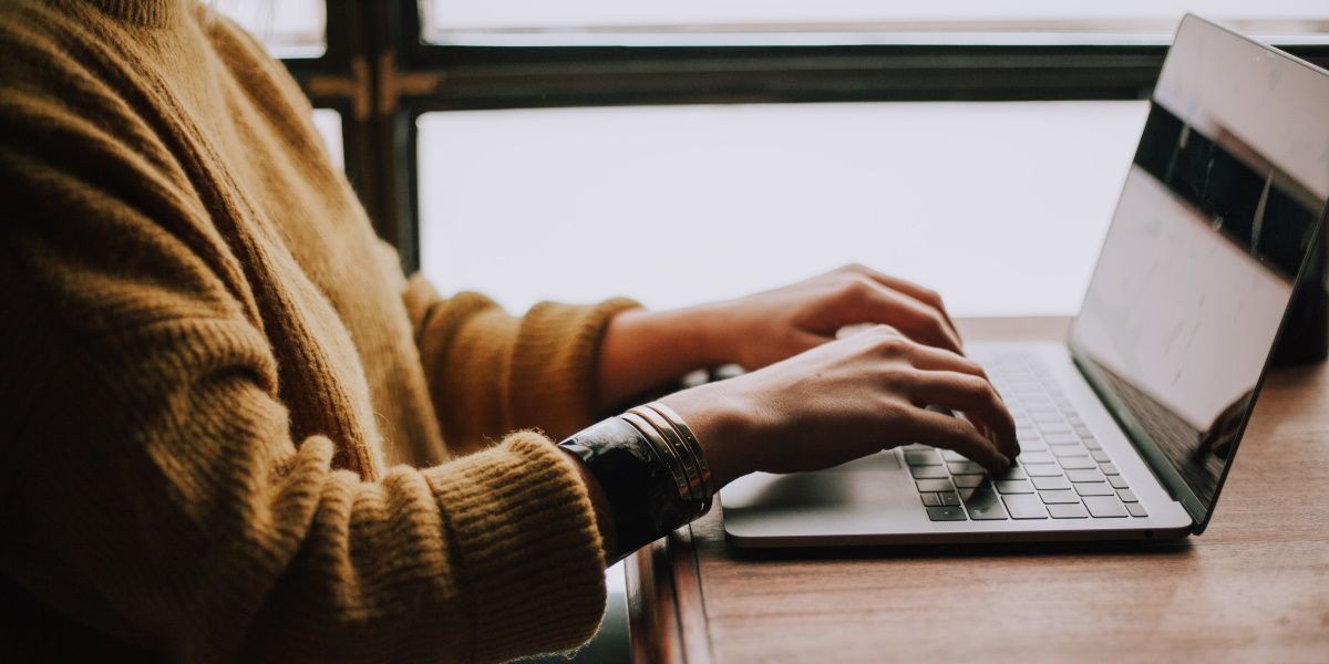 Một người sử dụng thiết bị Windows trên bàn làm việc