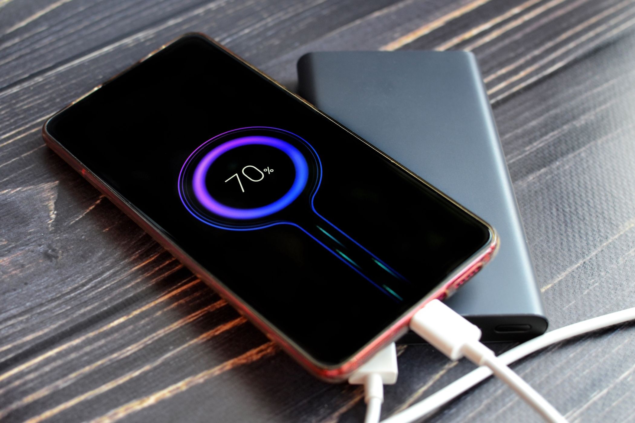 một pin dự phòng đang sạc điện thoại Android