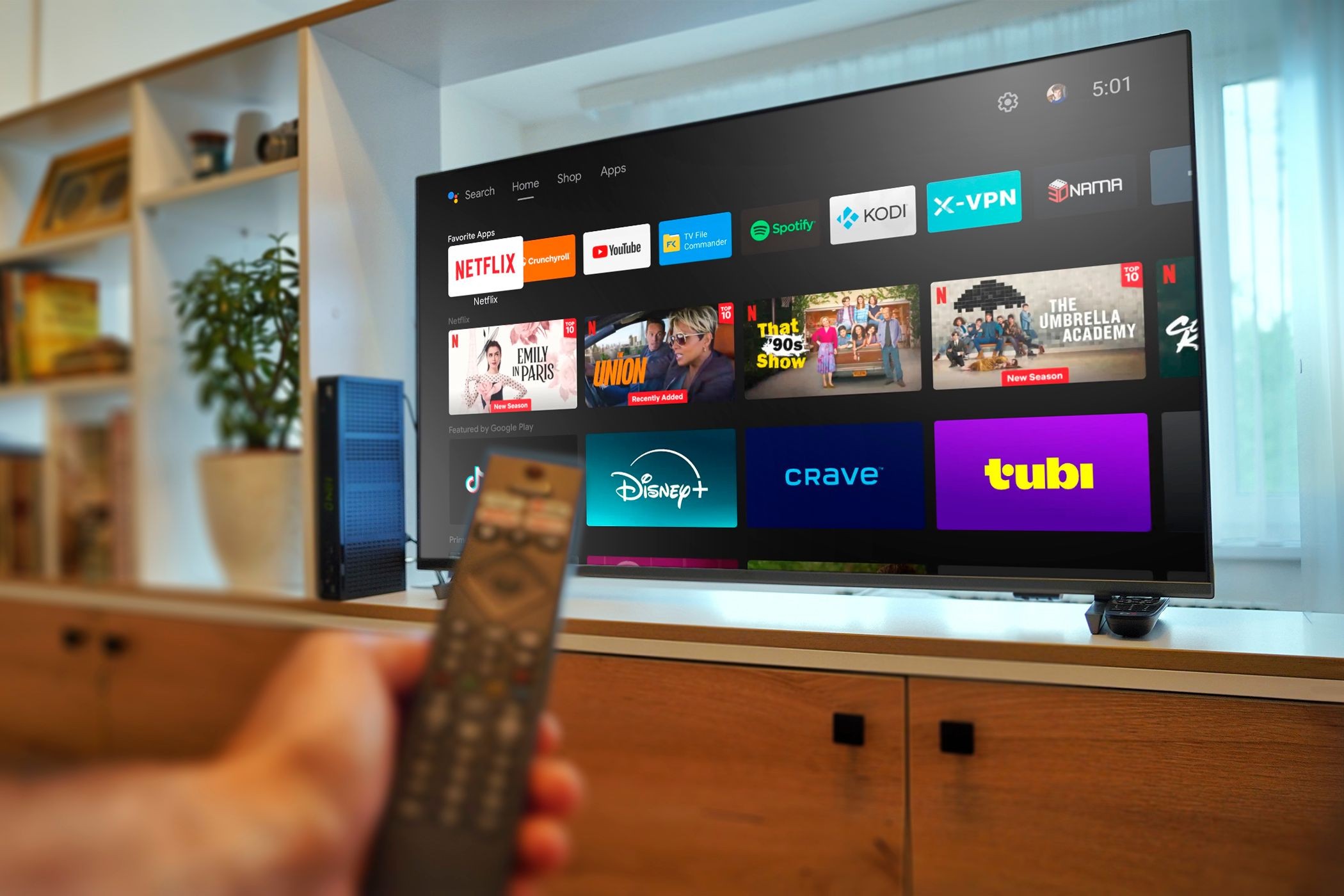 Một TV Android với tay cầm điều khiển từ xa.