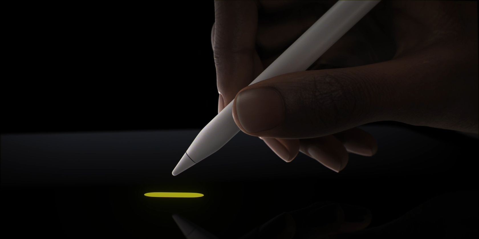 Người cầm Apple Pencil Pro