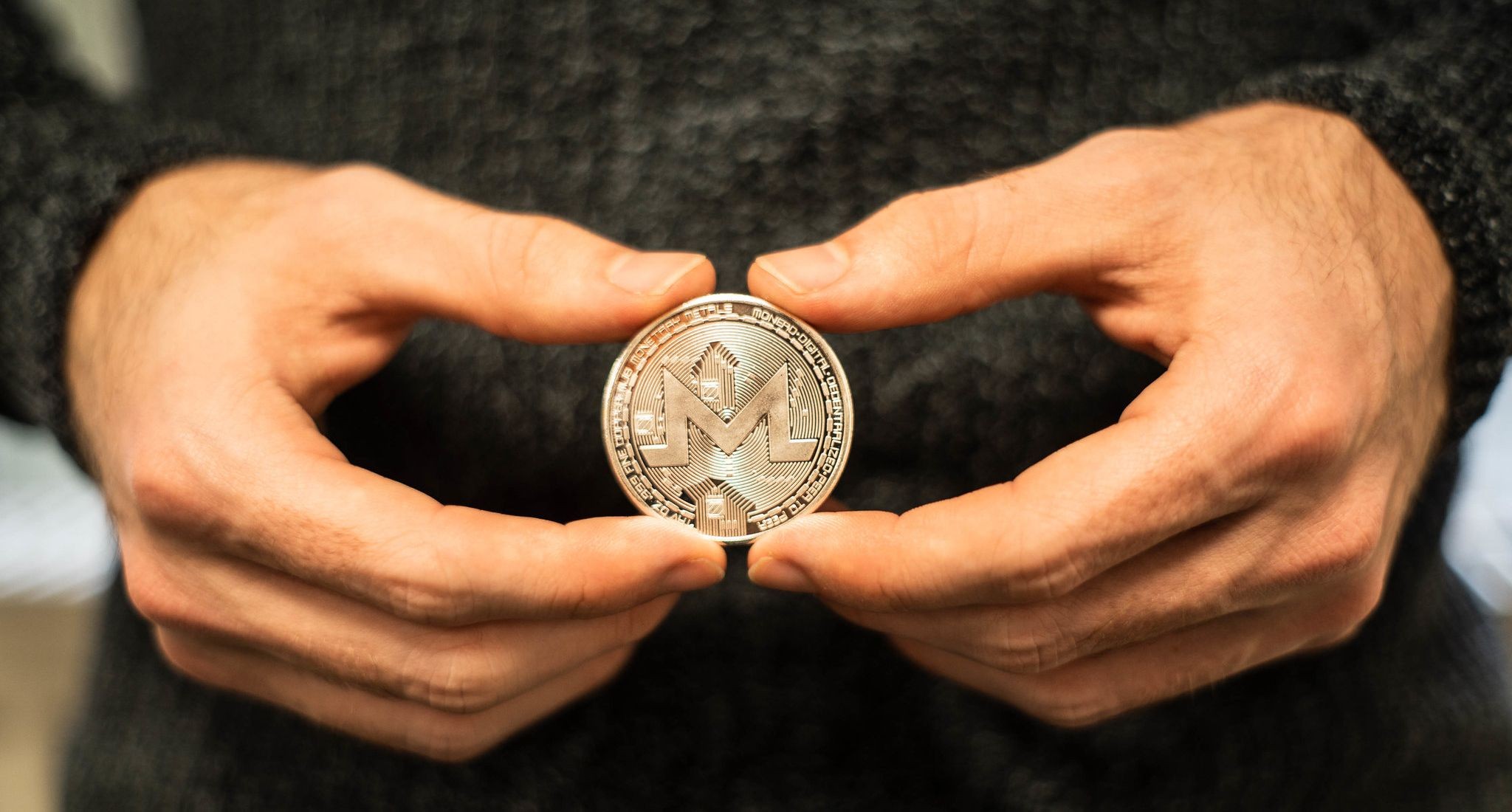 Người cầm đồng tiền Monero trong tay