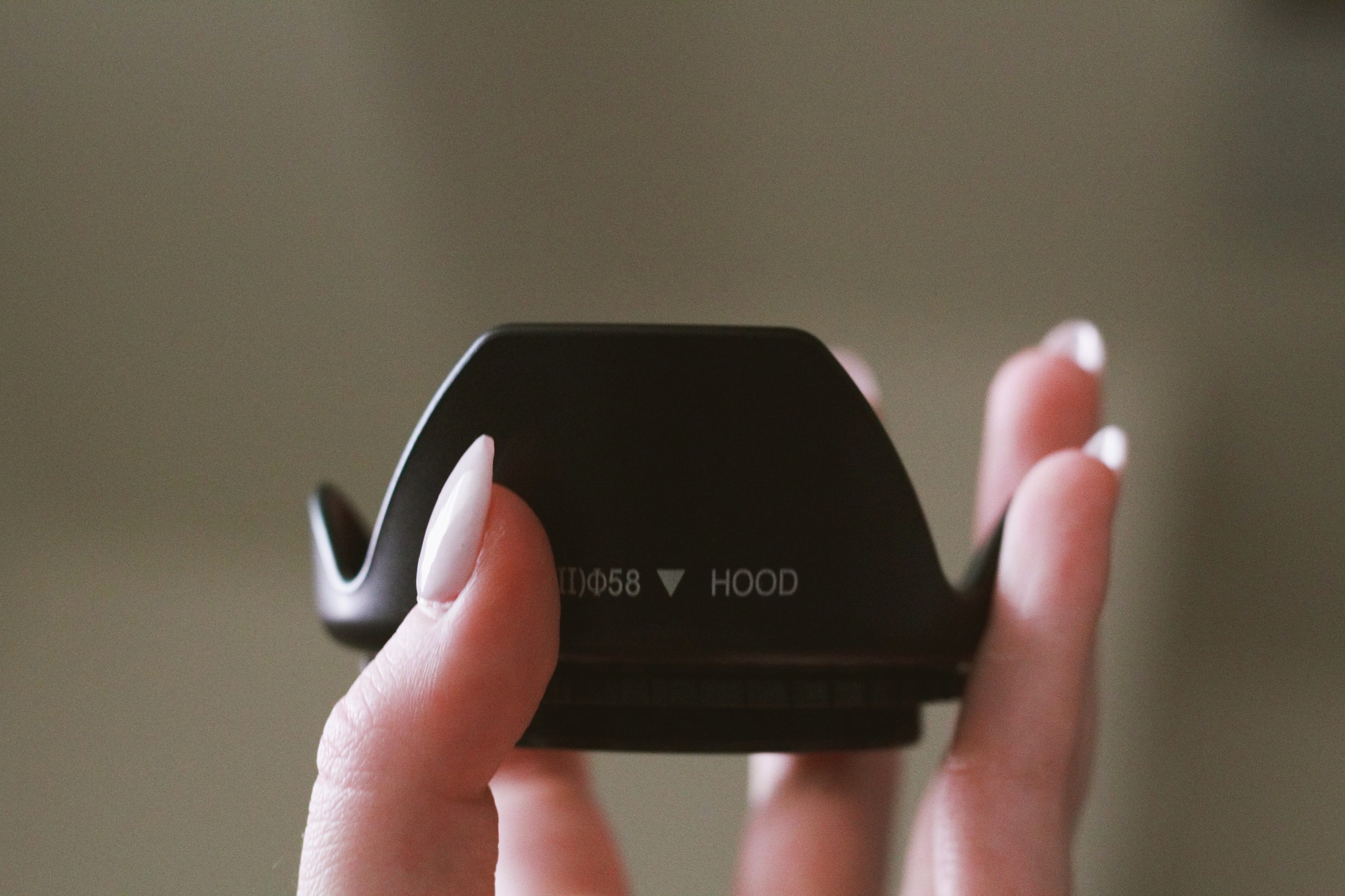 Người cầm hood ống kính