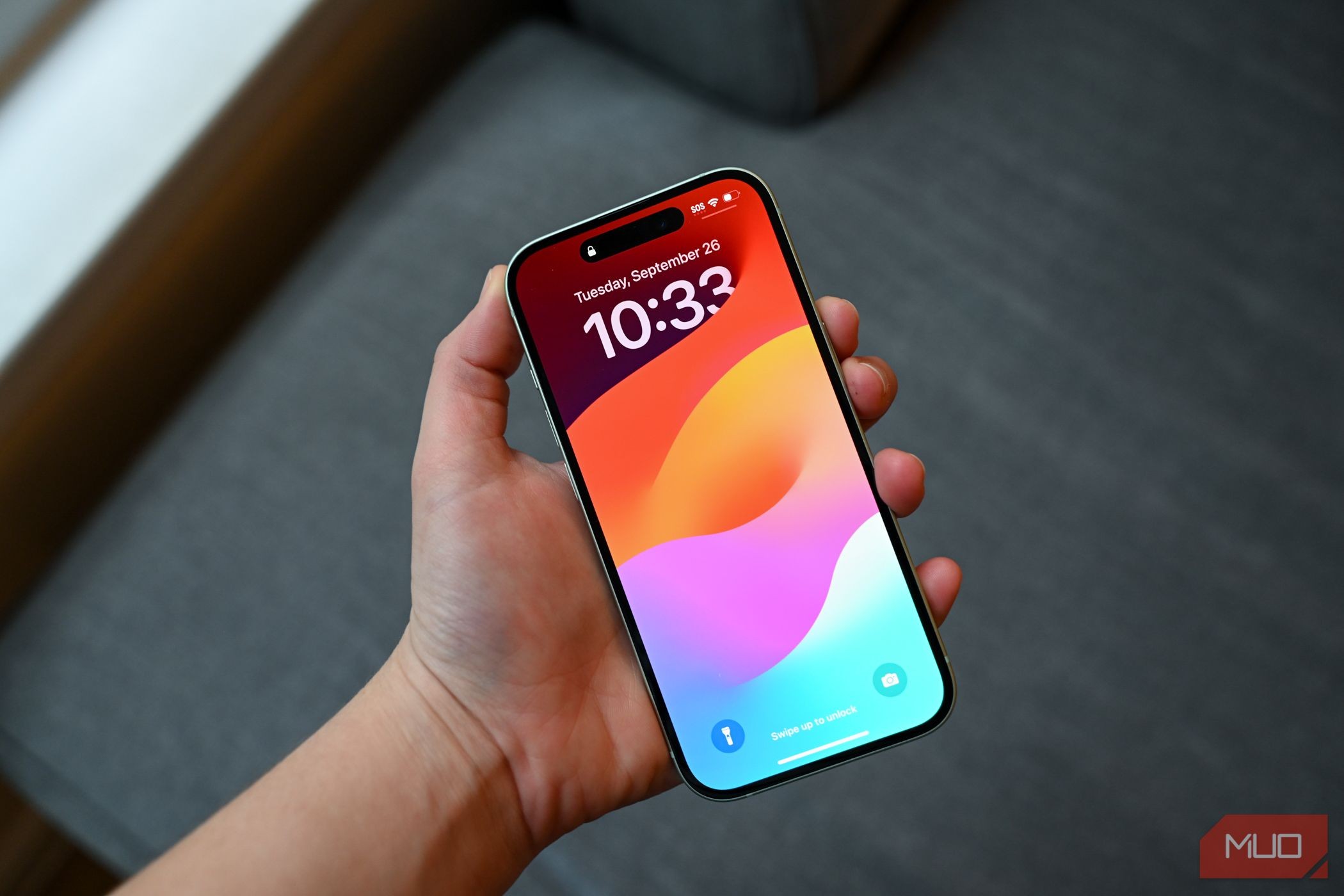Người cầm iPhone 15 ở màn hình khóa