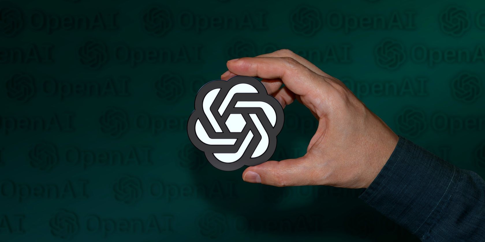 Người cầm logo OpenAI trong tay