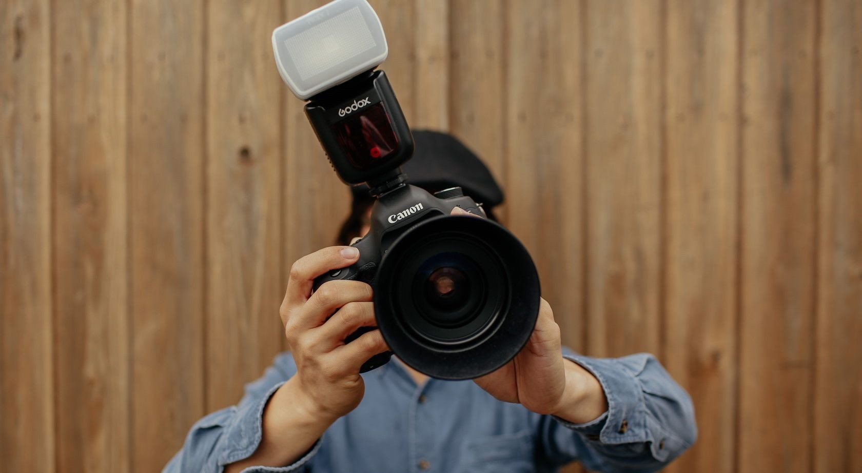 Người cầm máy ảnh Canon