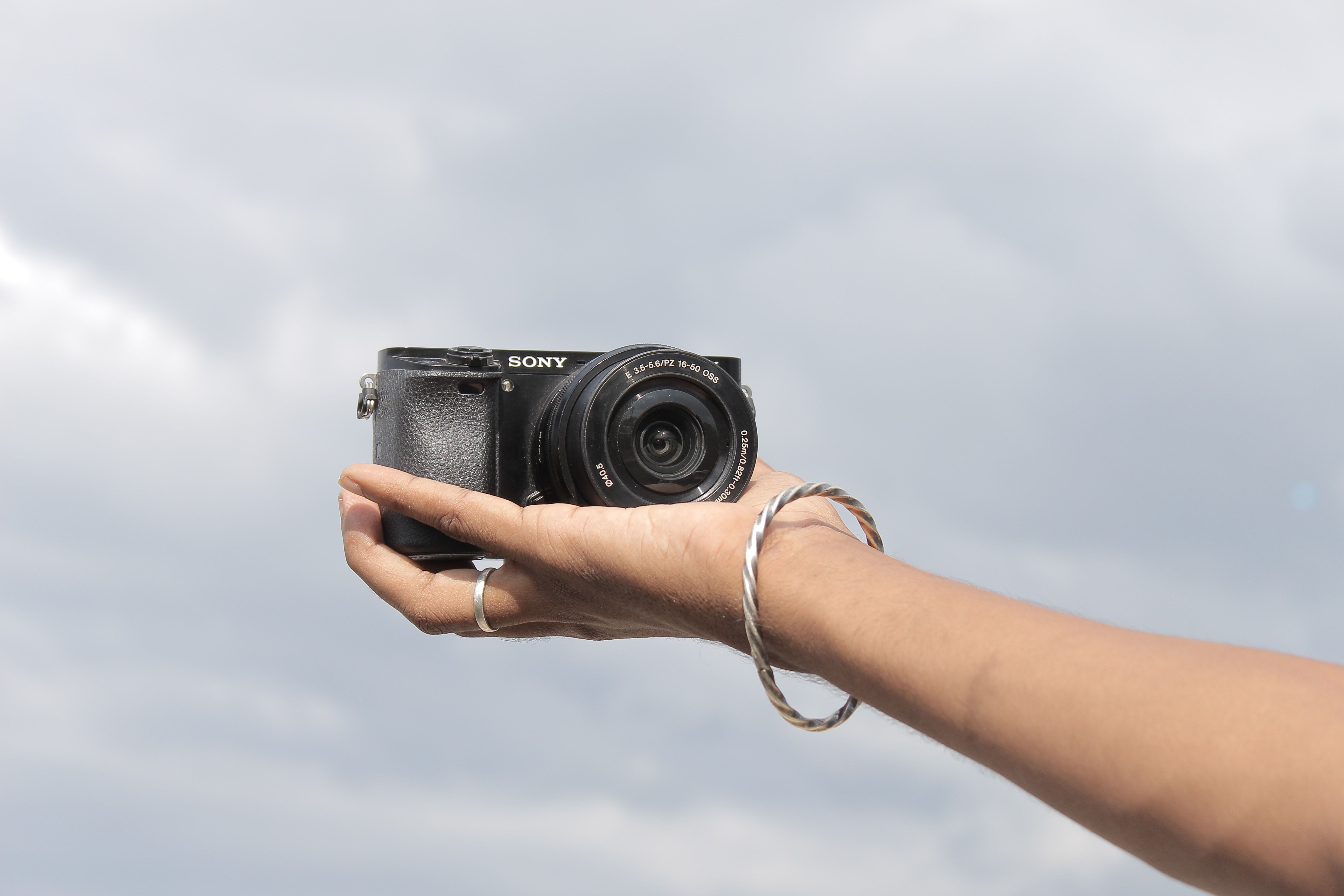 Người cầm máy ảnh Sony APS-C