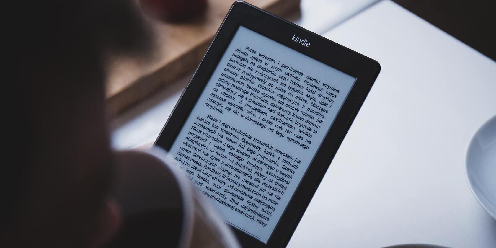 Người cầm máy đọc sách điện tử