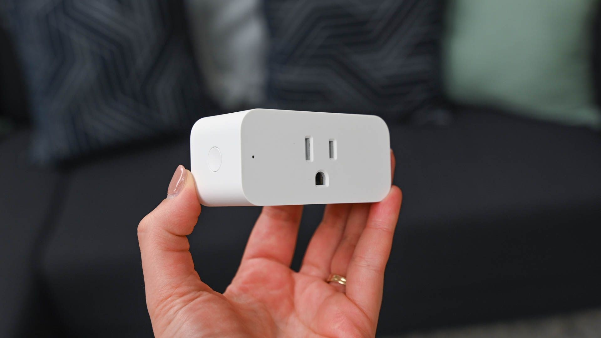 Người cầm phích cắm thông minh Amazon