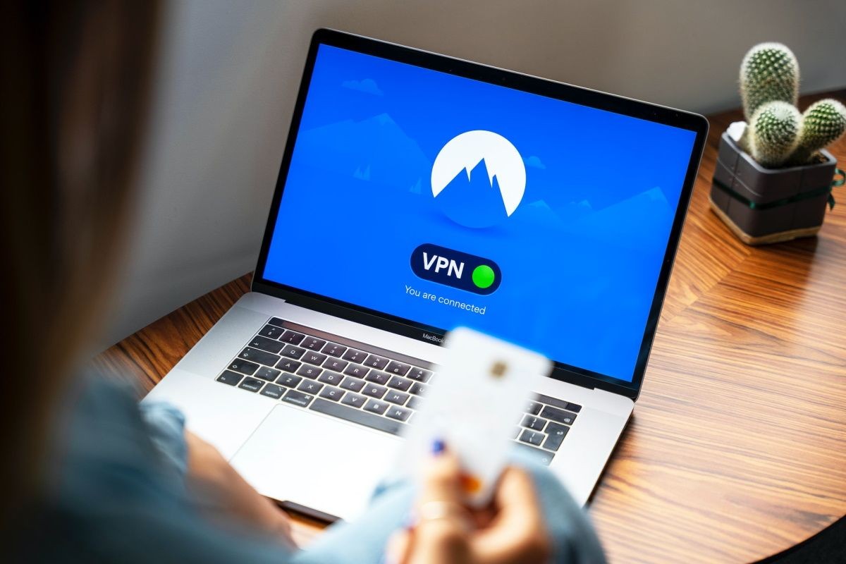 Người cầm thẻ tín dụng với VPN kết nối trên laptop
