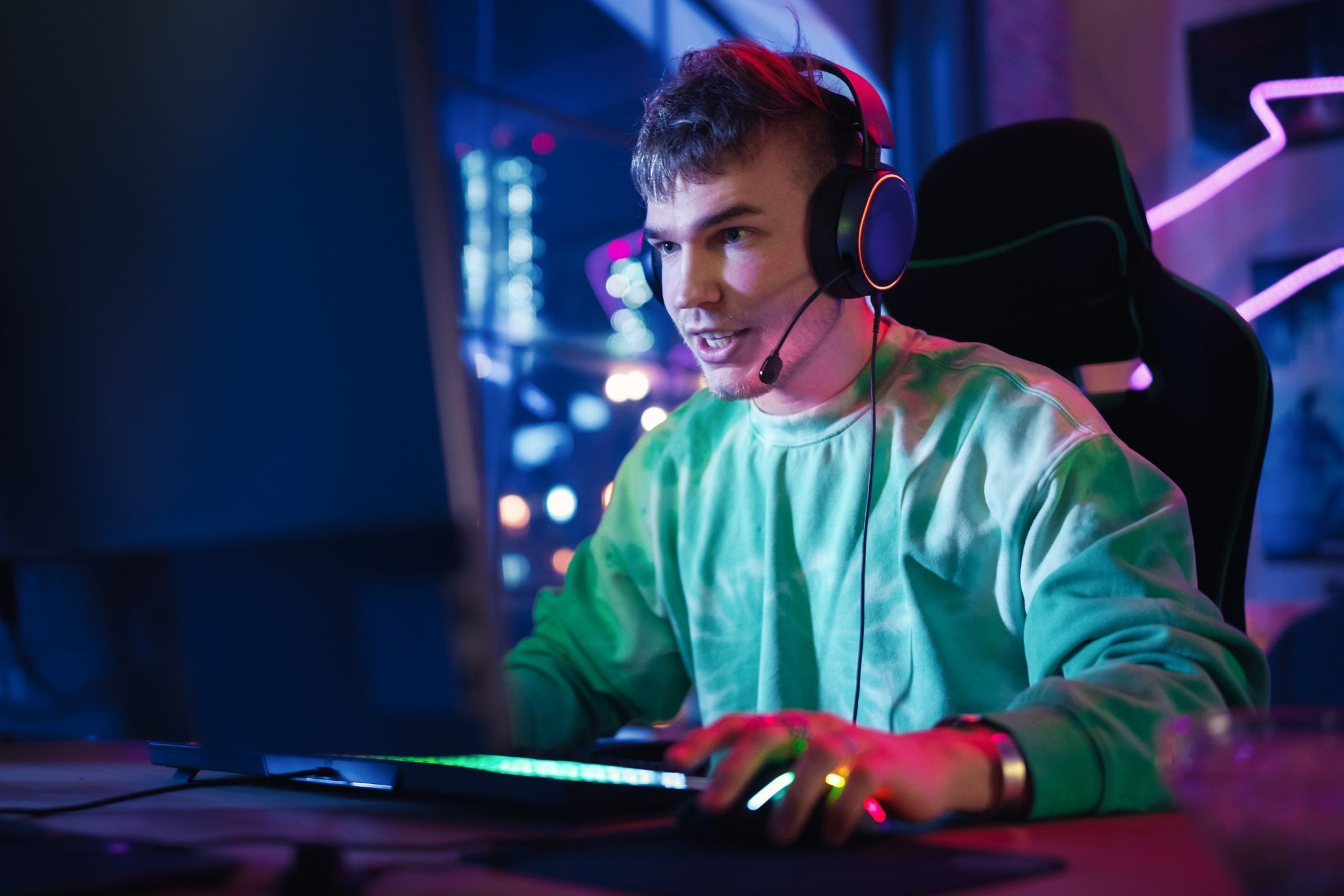 Người chơi game đeo tai nghe