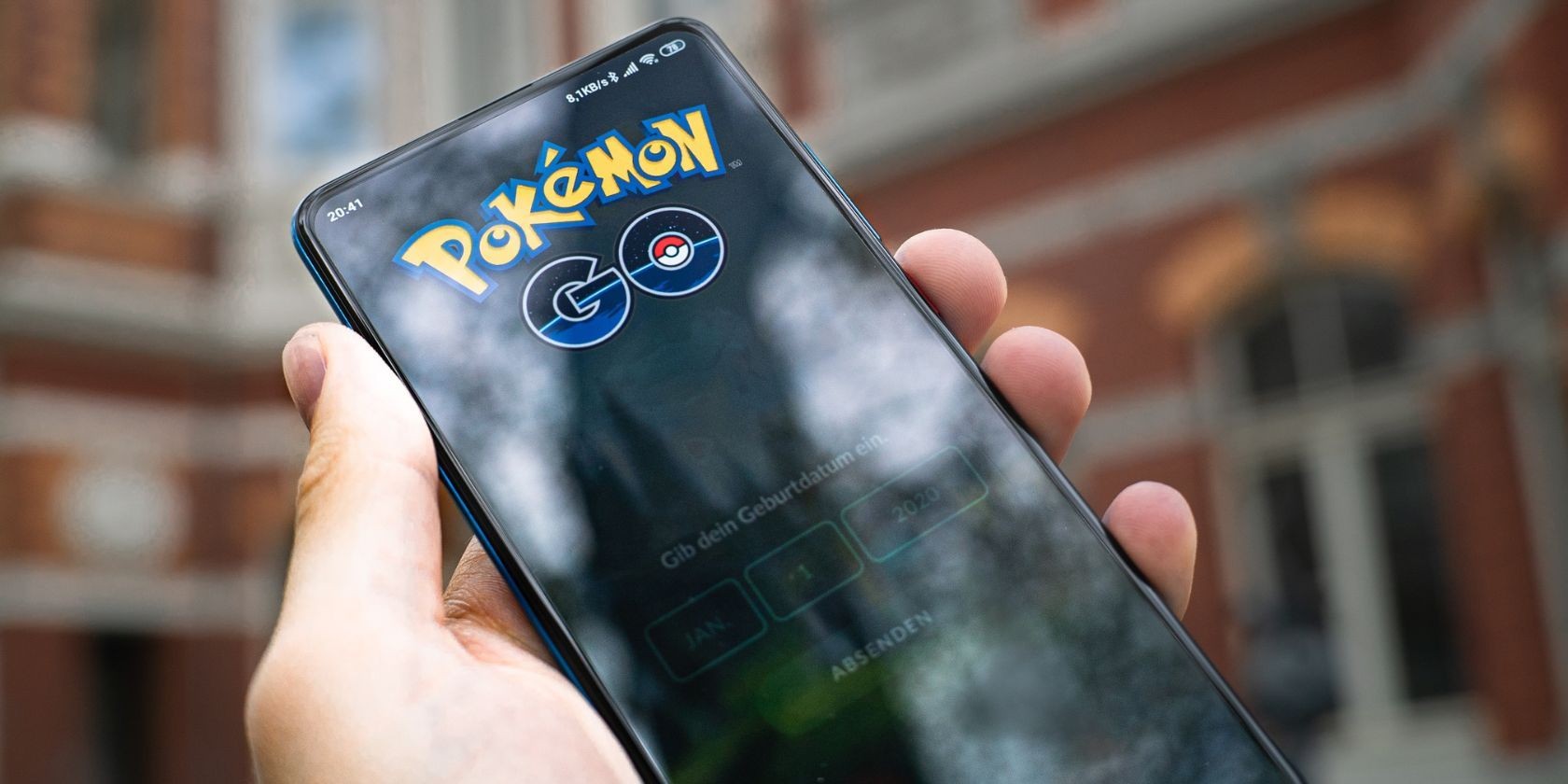 Người chơi Pokémon GO ngoài trời