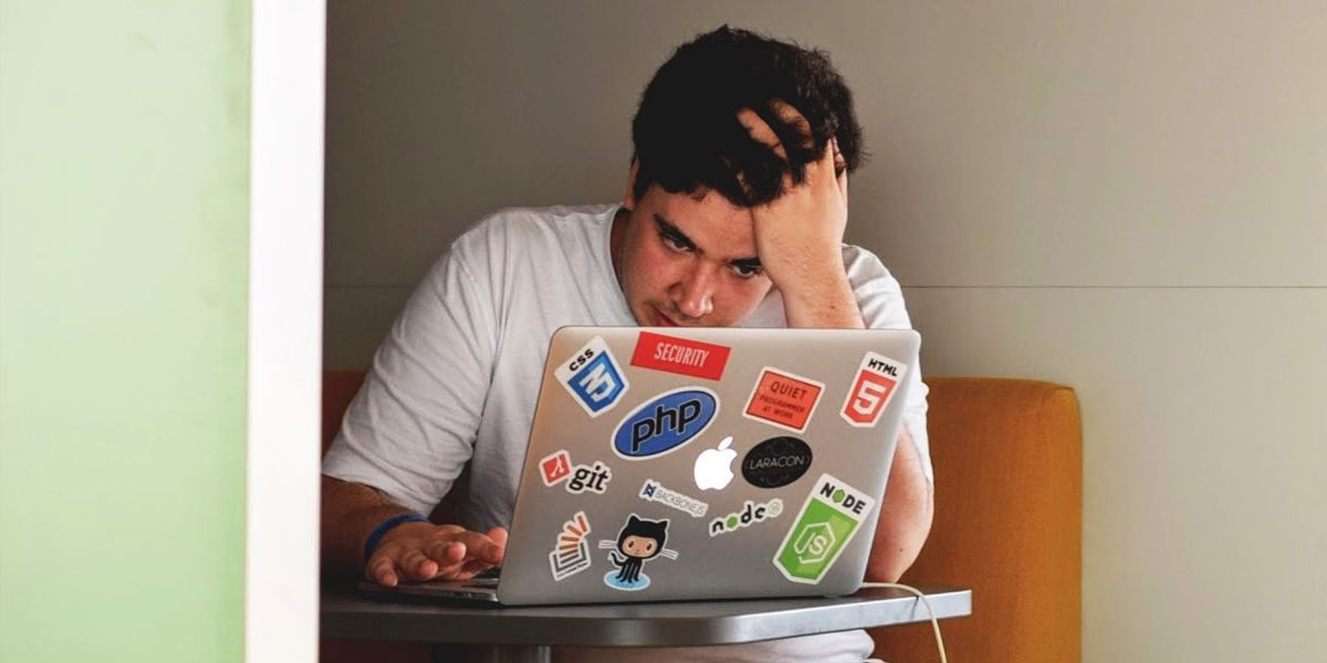 Người đàn ông bực bội khi làm việc