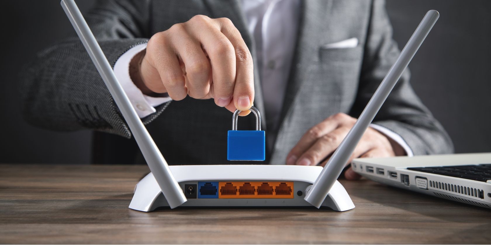 Người đàn ông cầm khóa bảo mật trên router