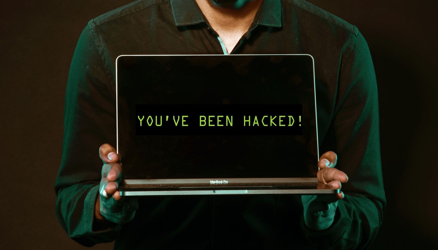 Người đàn ông cầm laptop với dòng chữ &quot;you&quot;