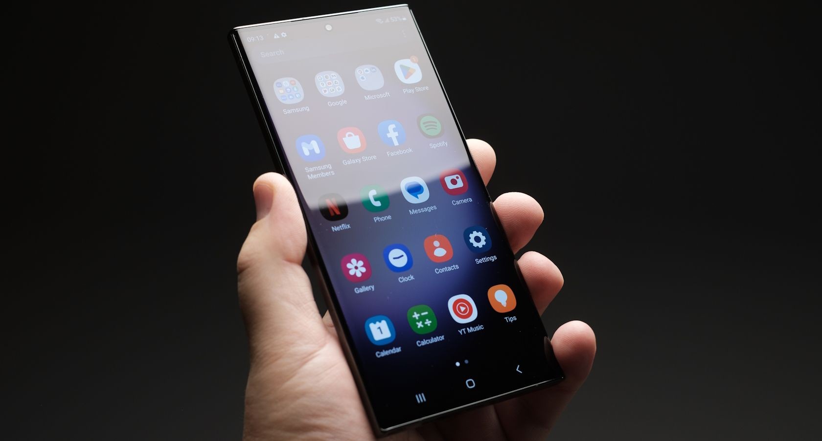 Người đàn ông cầm S23 Ultra với app drawer mở