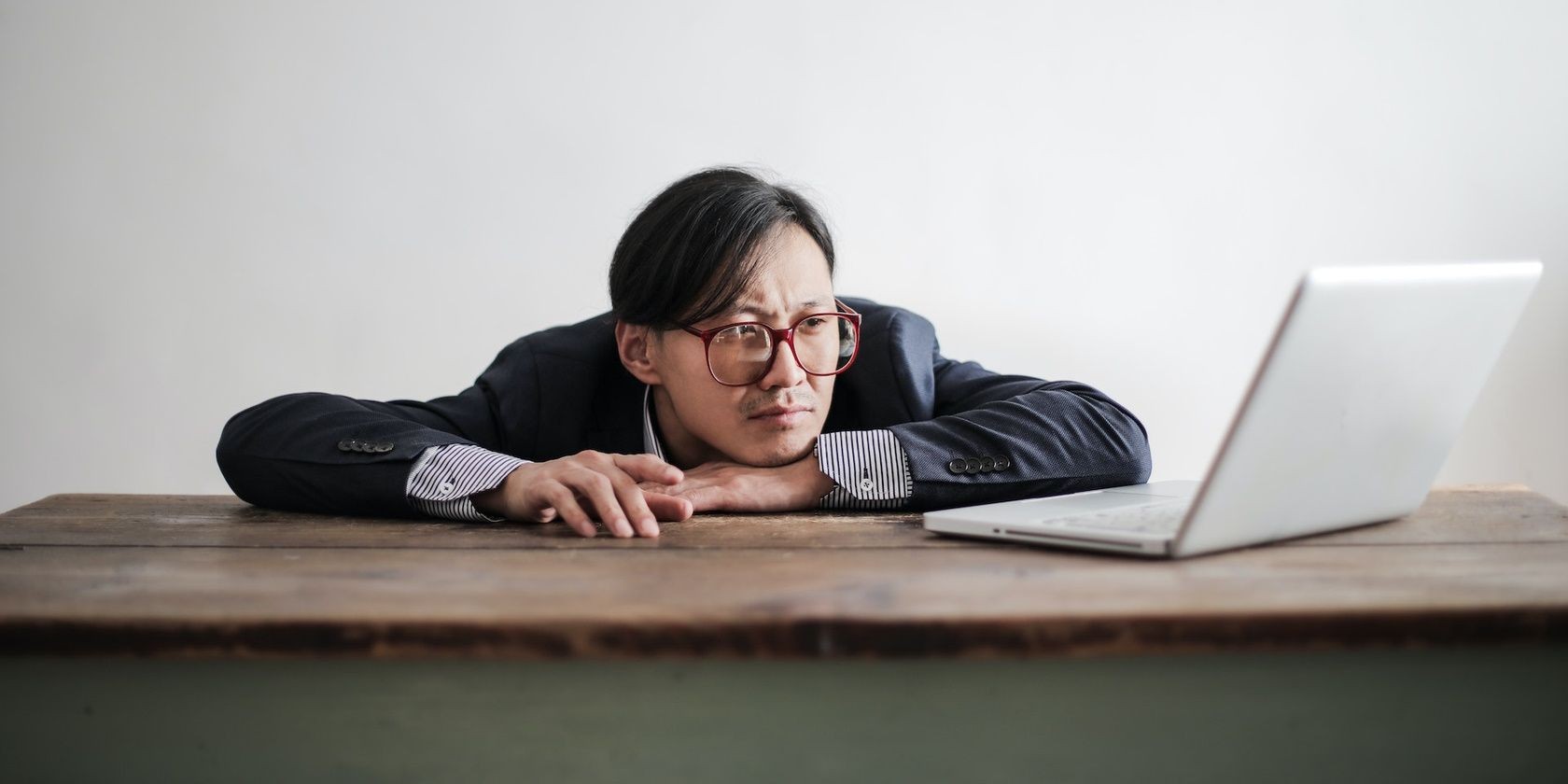 Người đàn ông chính thức không quan tâm nhìn vào màn hình máy tính xách tay