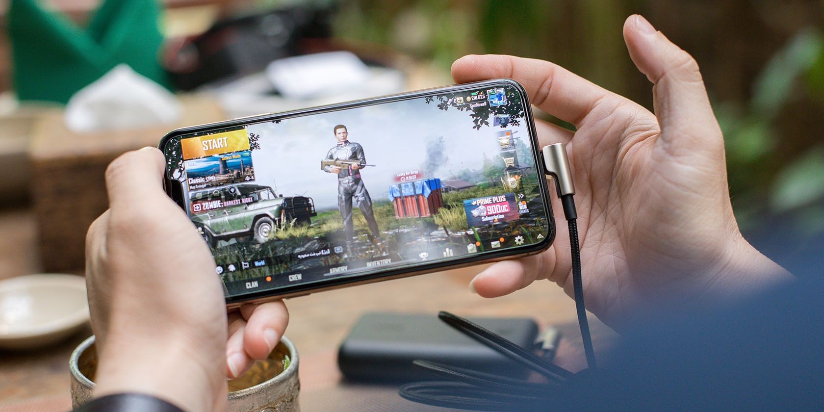 Người đàn ông chơi game trên điện thoại thông minh