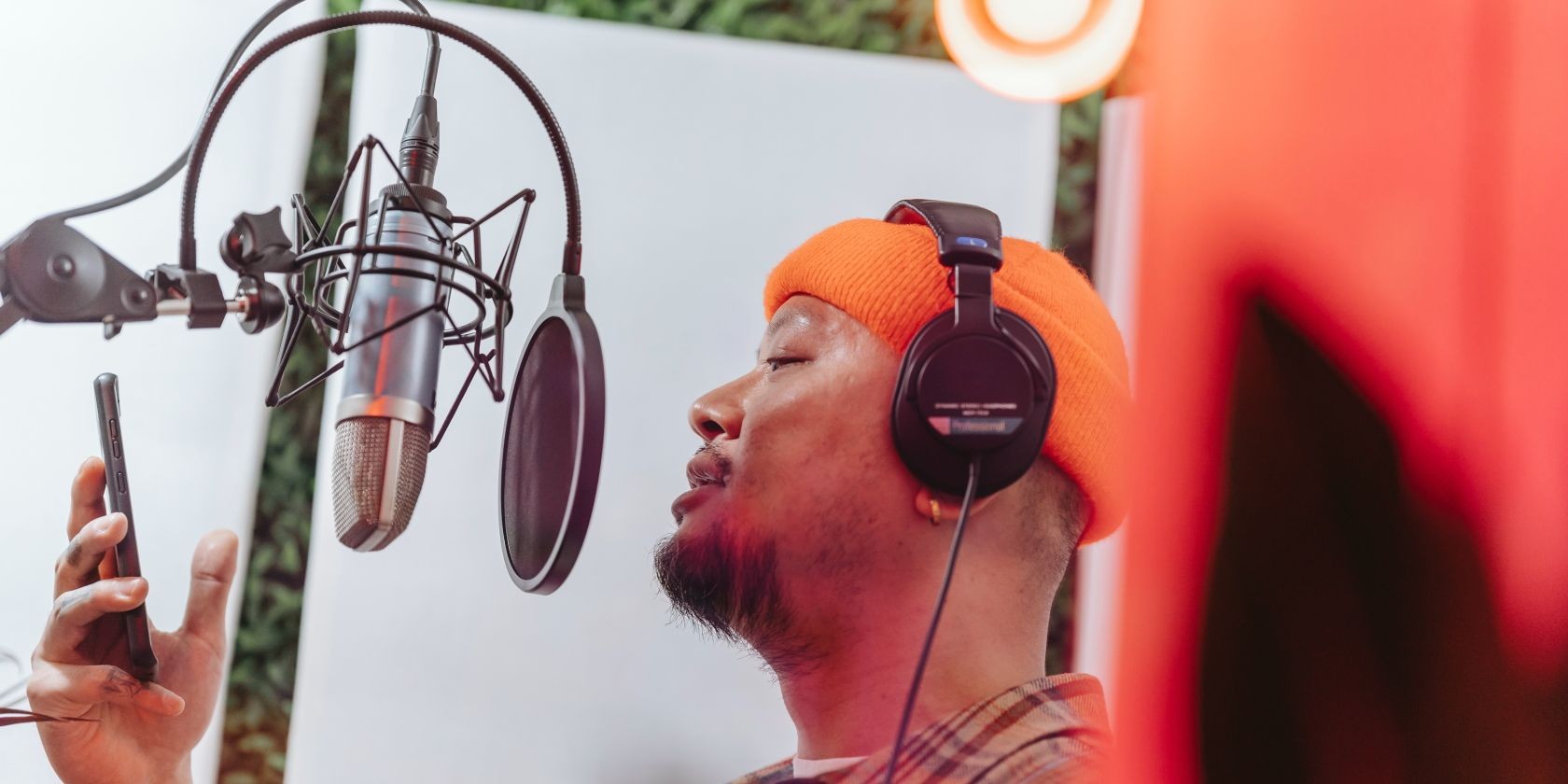 Người đàn ông đang hát vào micro