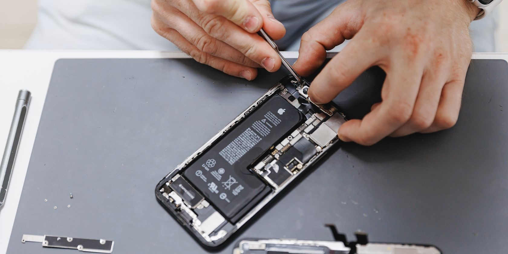Người đàn ông đang sửa chữa iPhone