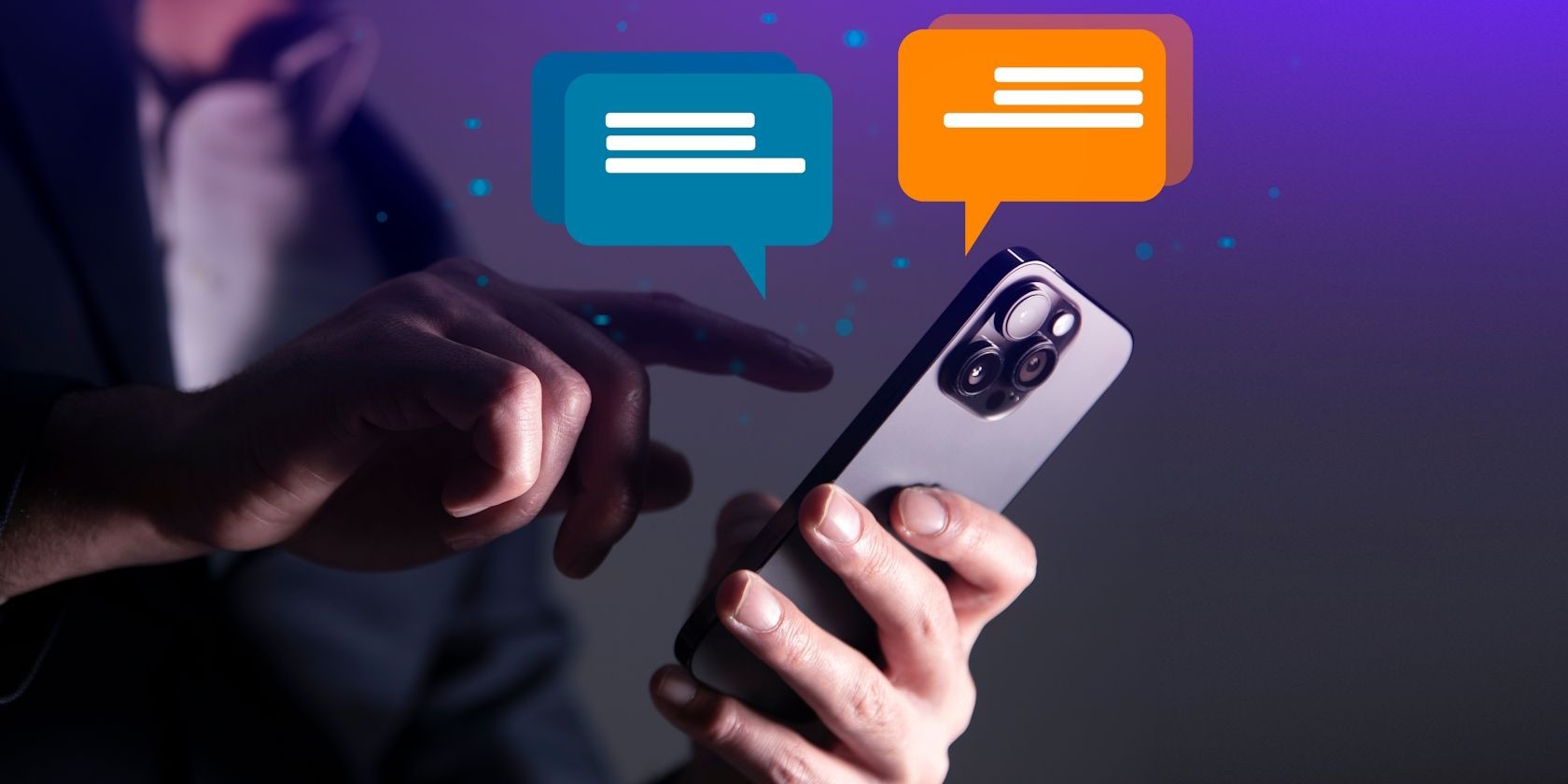 Người đàn ông đọc văn bản trên iPhone của mình