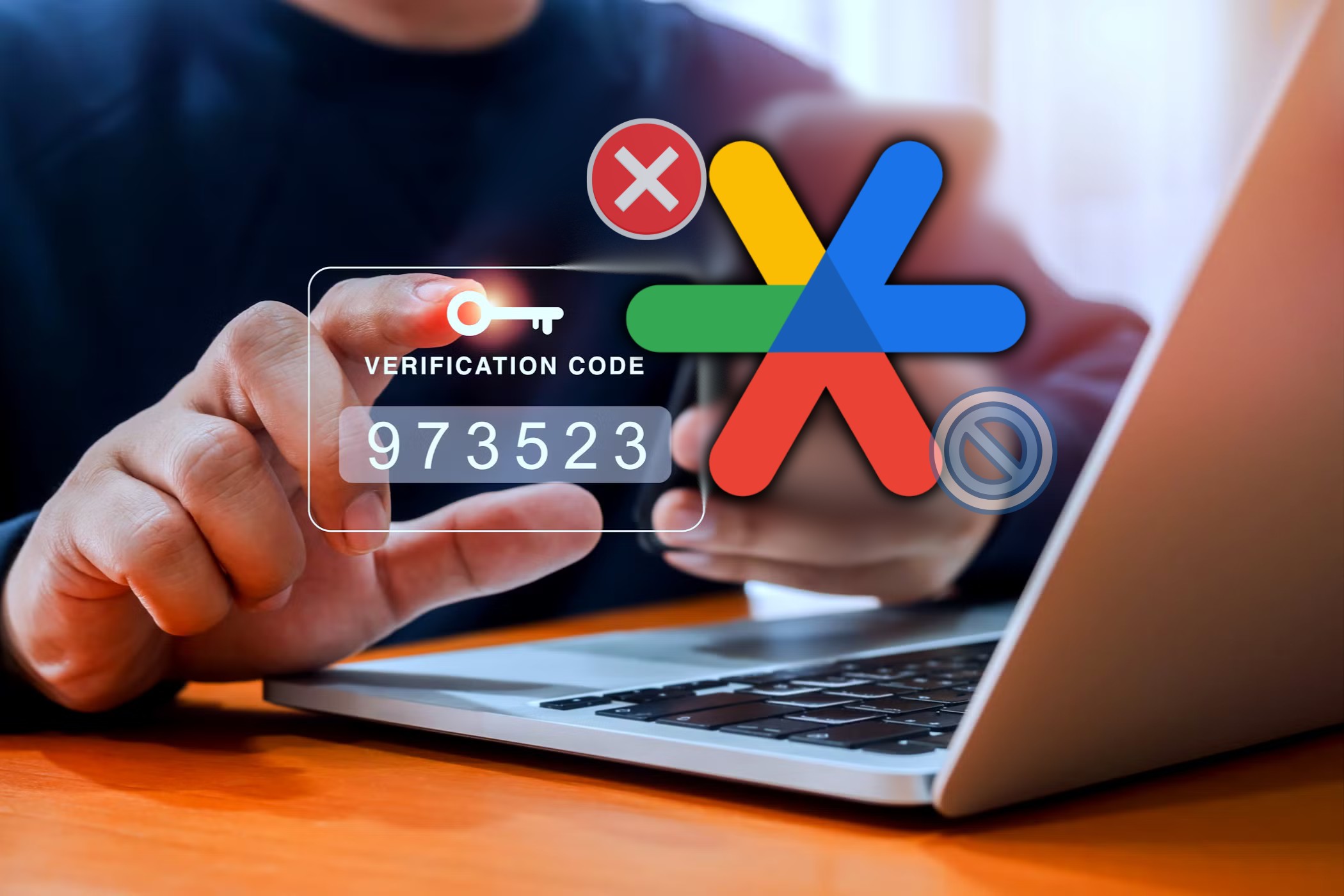 Người đàn ông nhập mã xác thực hai yếu tố trên smartphone với logo Google Authenticator ở phía trước