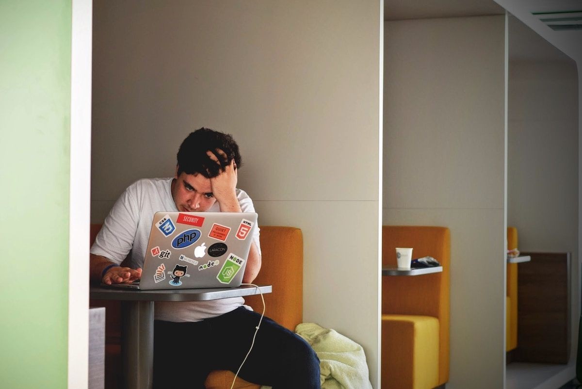 Người đàn ông nhìn vào laptop