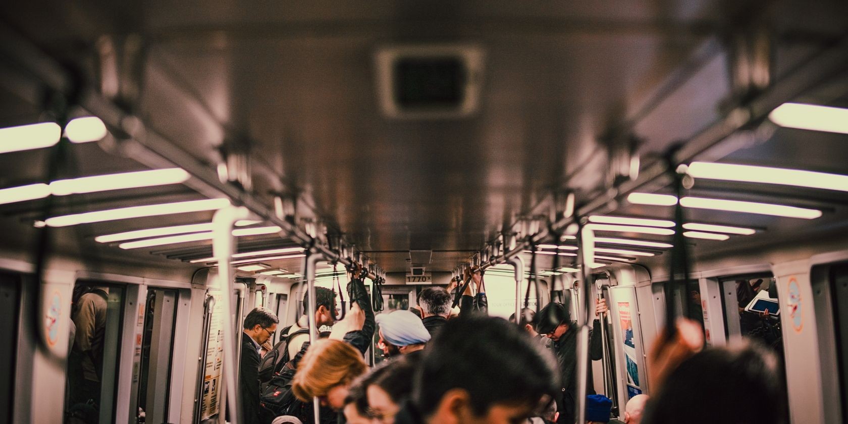 Người dân trên tàu đông đúc