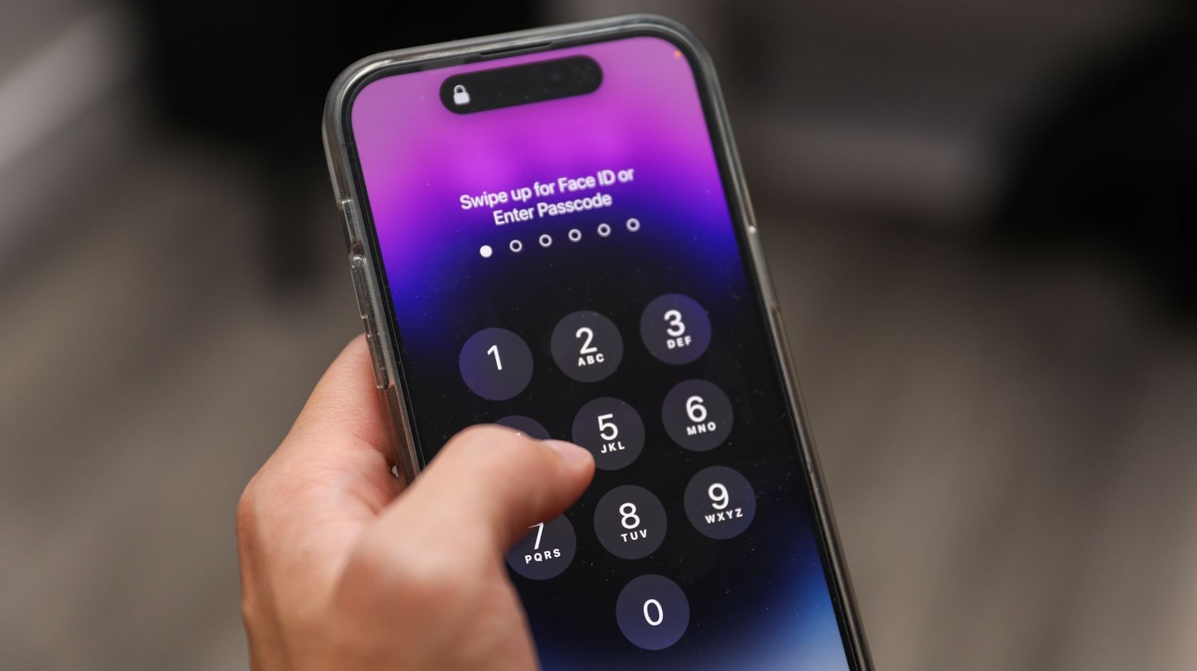 Người đang cố mở khóa iPhone 14 Pro