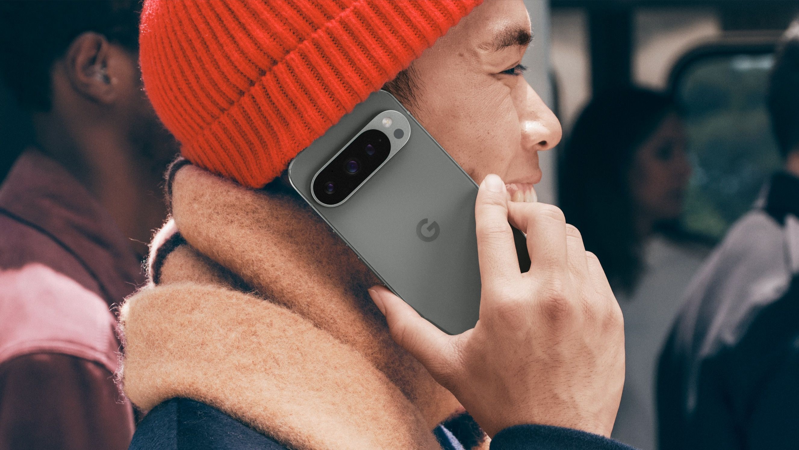Người đang nói chuyện trên Pixel 9 Pro màu hazel