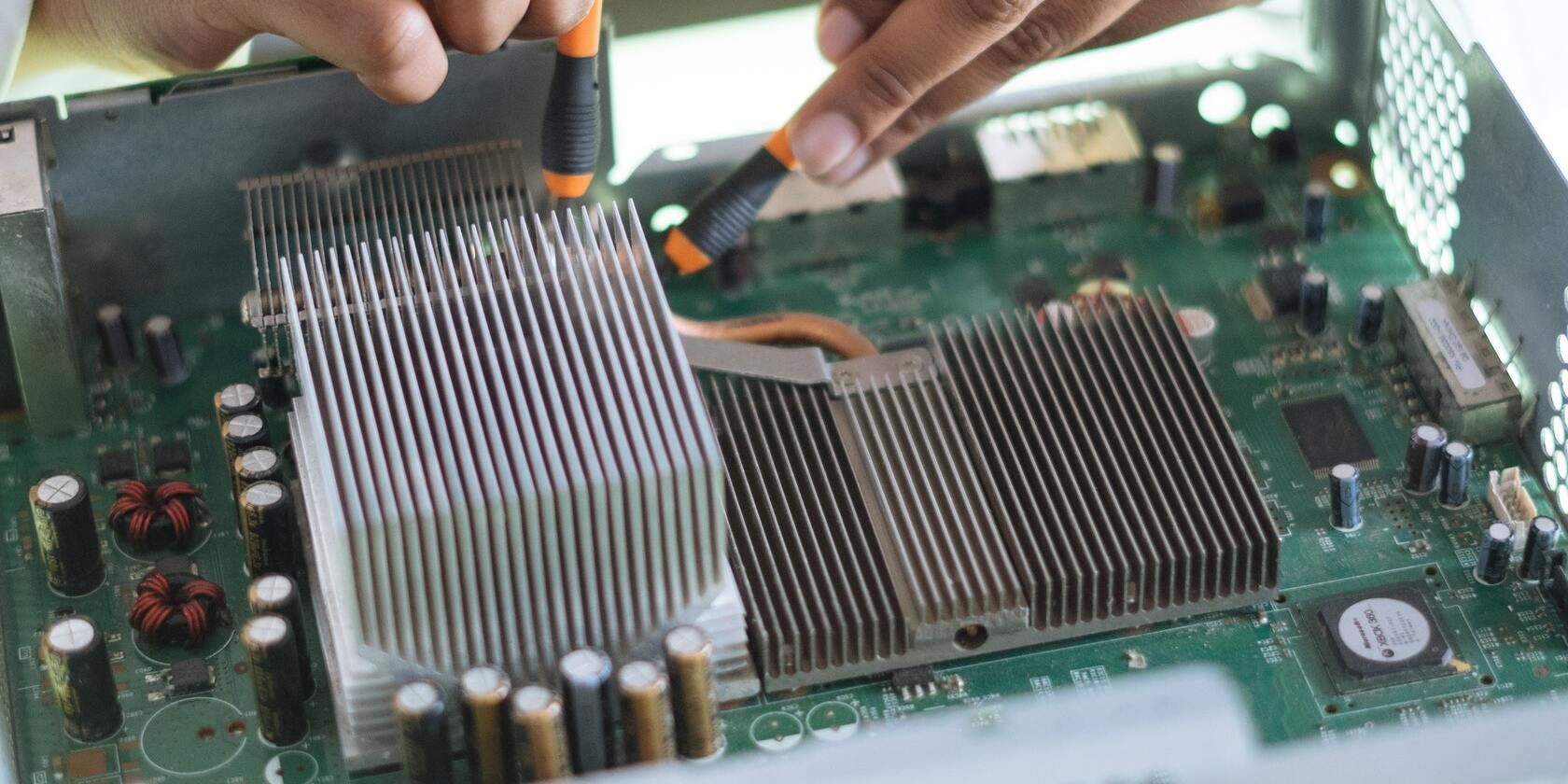 Người đang thao tác với bo mạch chủ.