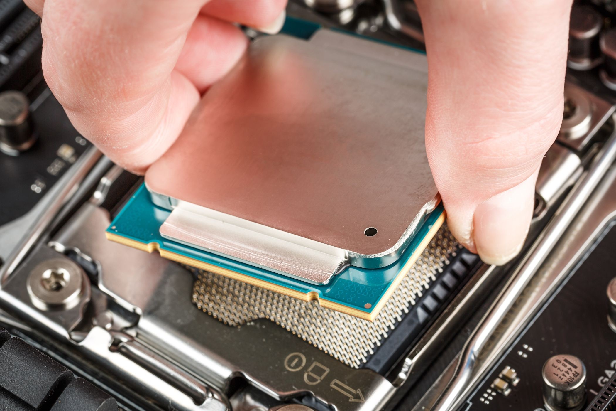 Người đặt CPU vào socket trên bo mạch chủ