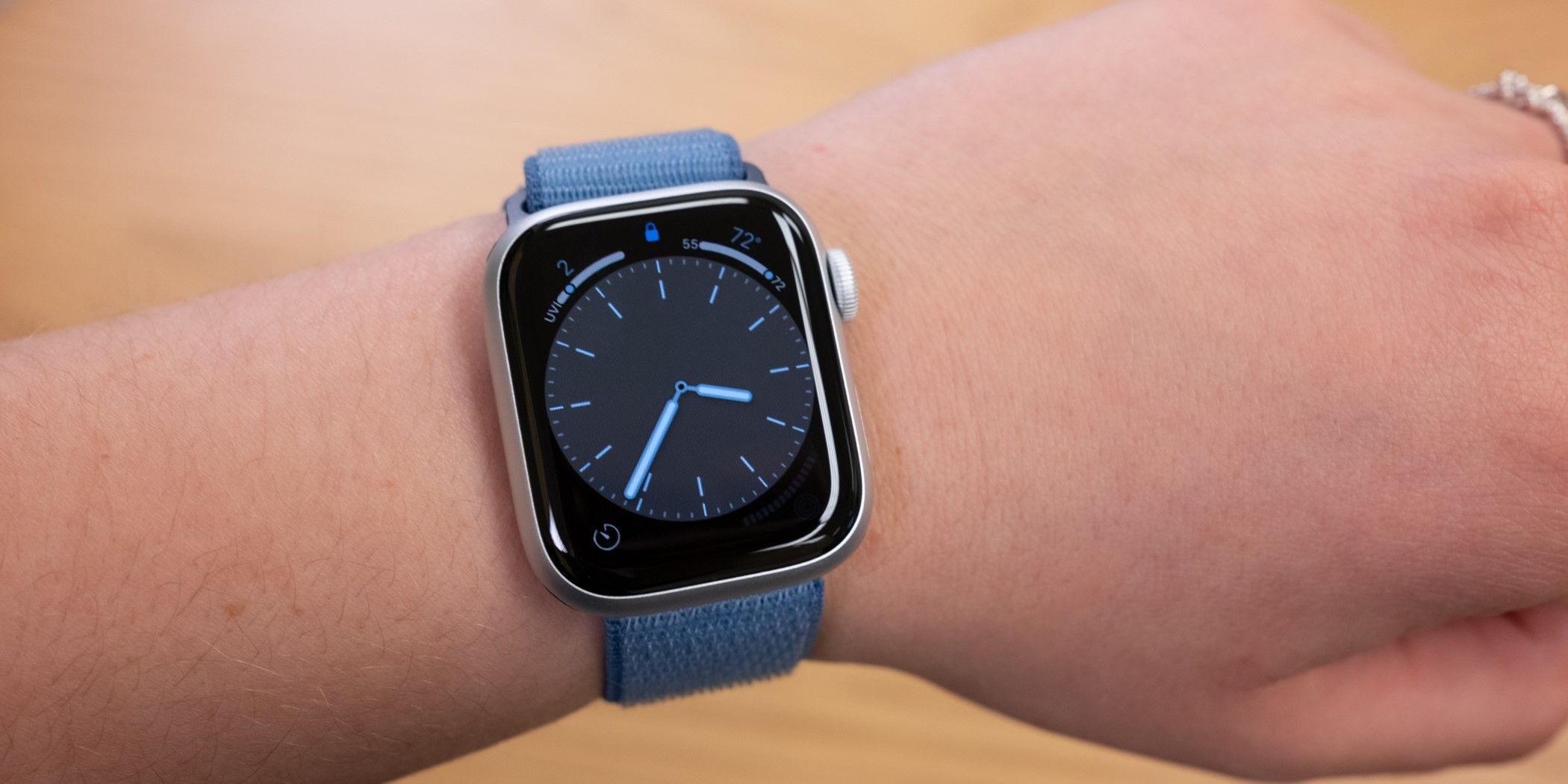 Người đeo Apple Watch Series 9 với mặt đồng hồ hiển thị