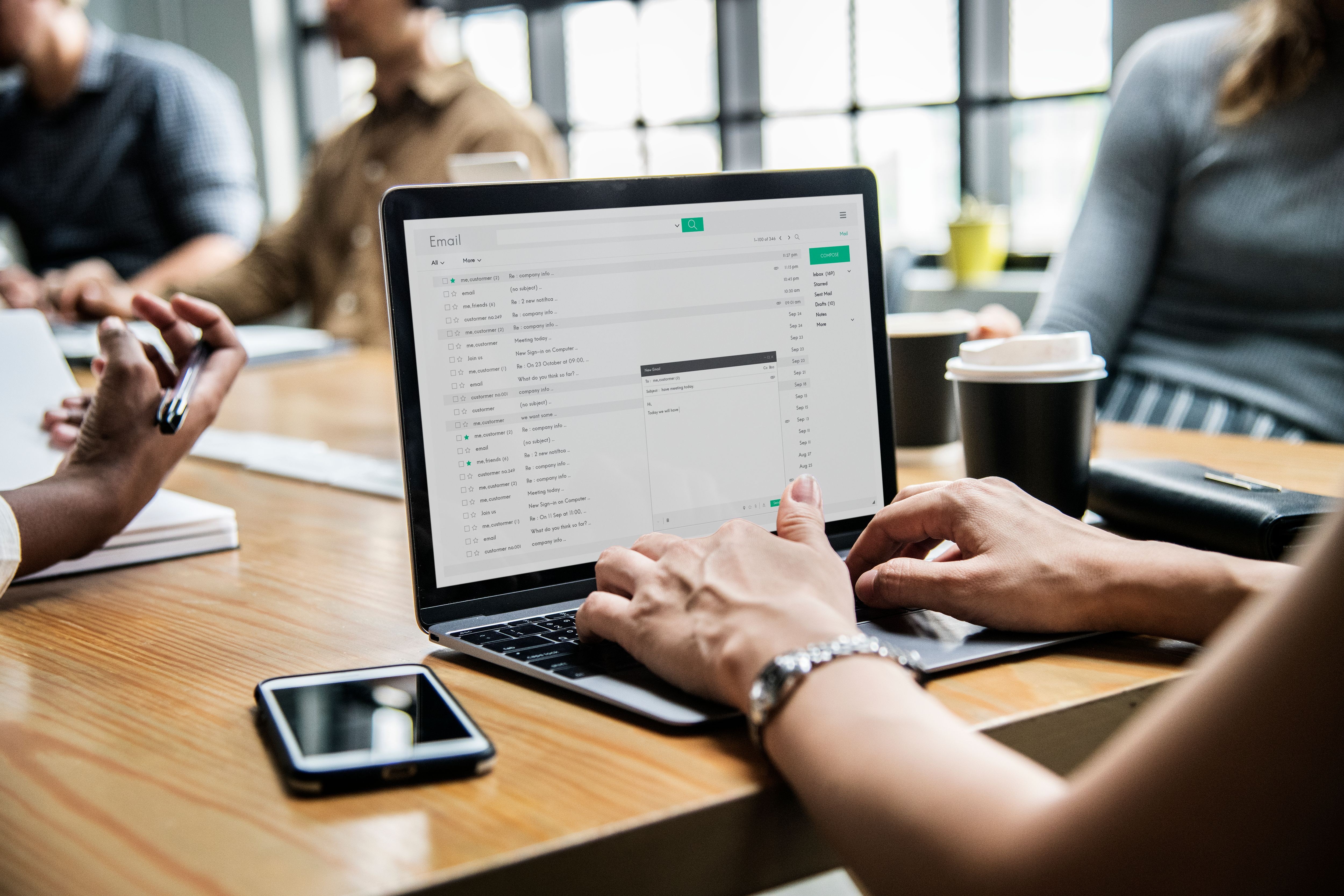 Người đọc email từ máy tính xách tay