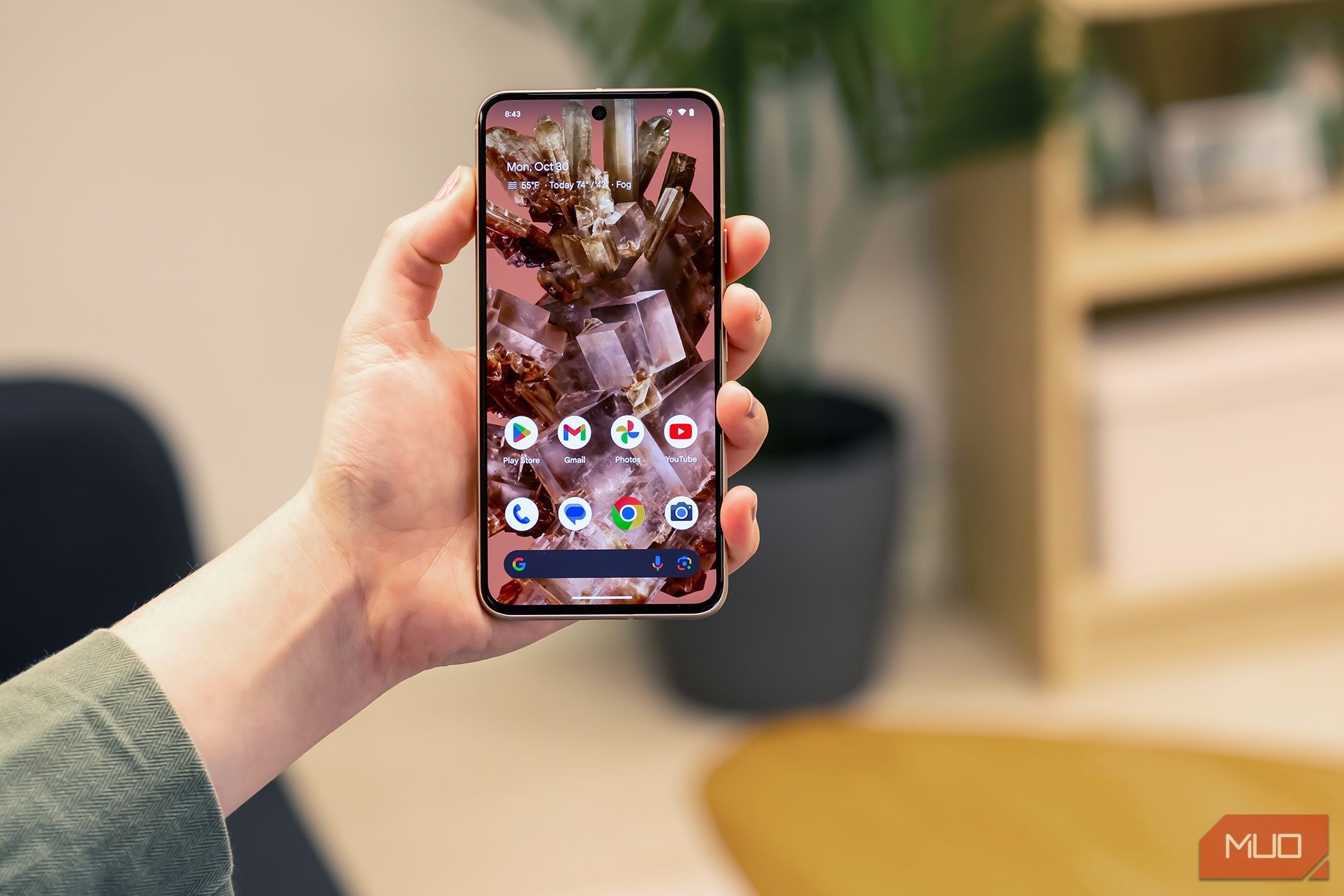 Người dùng cầm Google Pixel 8 trên màn hình chính