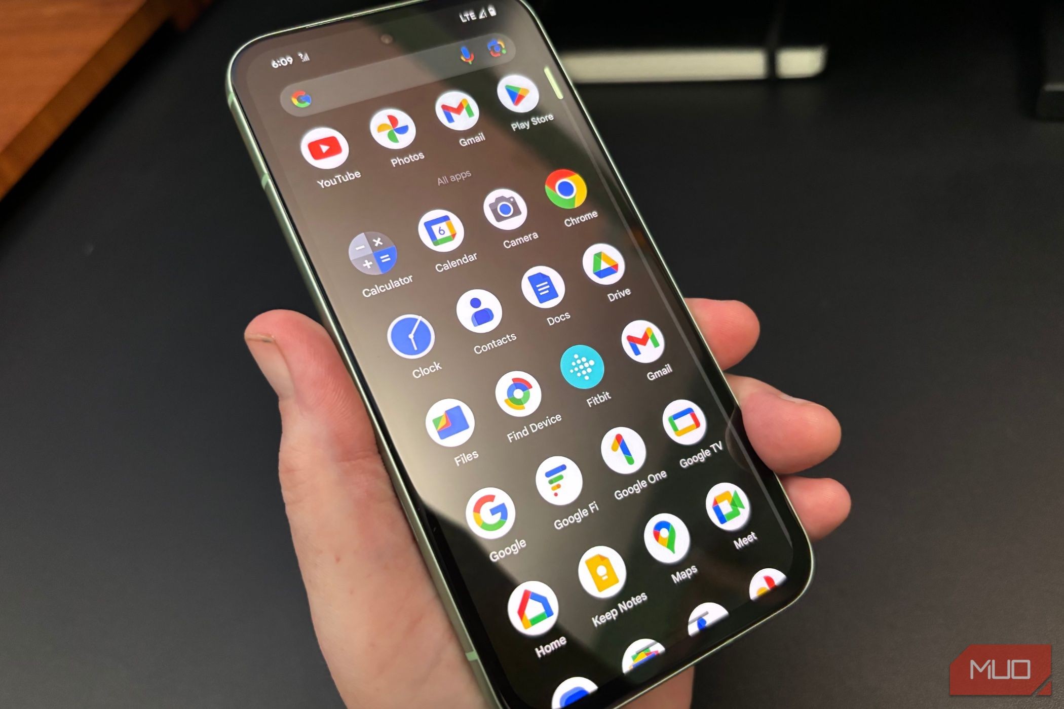 Người dùng cầm Google Pixel 8a hiển thị menu ứng dụng
